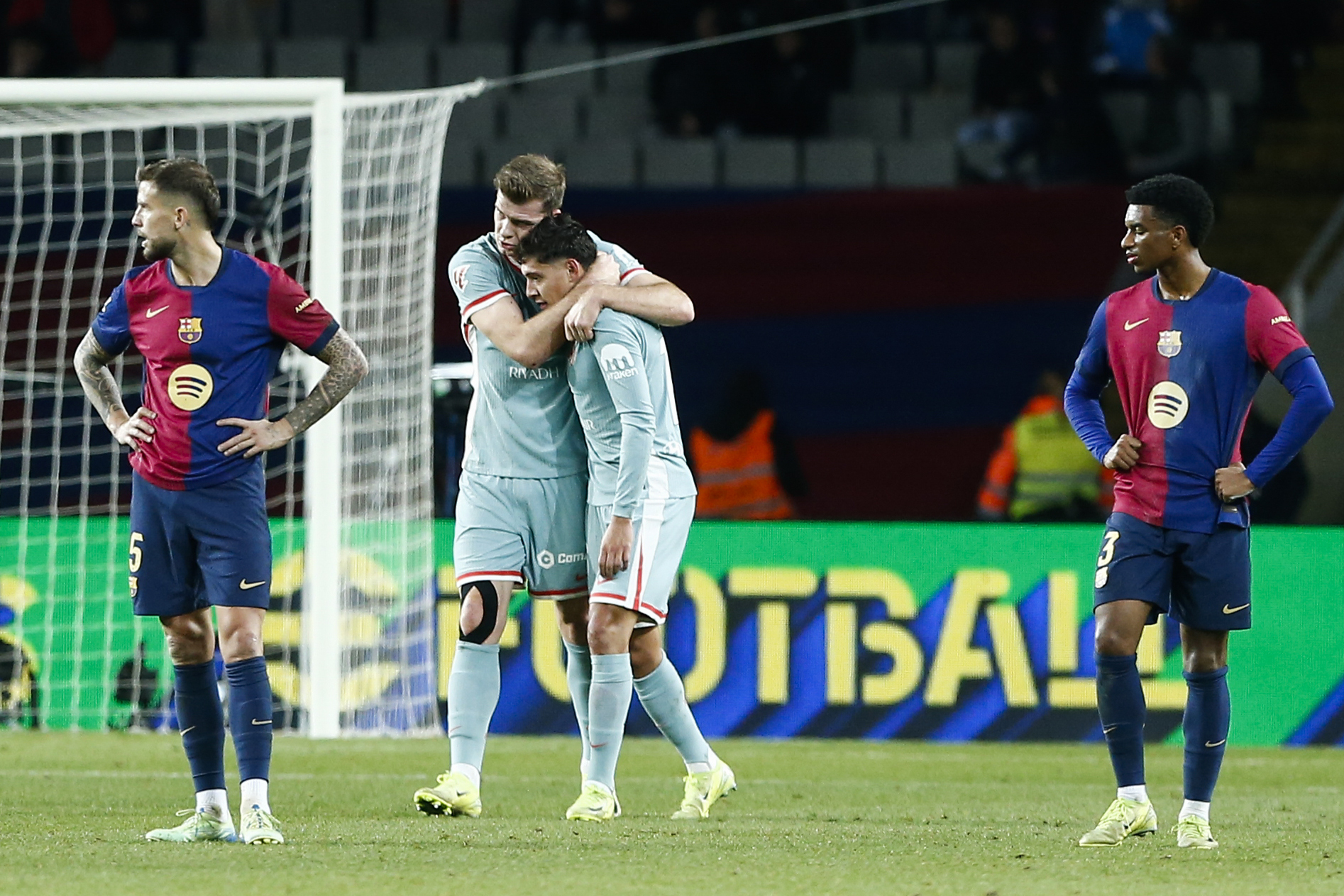 Sorloth y Nahuel Molina se besan tras el gol en Montjuïc