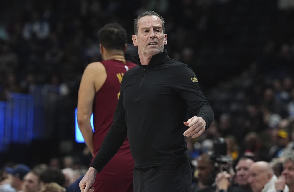 Atkinson, entrenador de los Cavs, da instrucciones a los suyos ante los Nuggets.