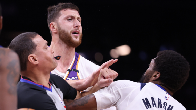.Nurkic y Marshall intentan ser separados por un árbitro.