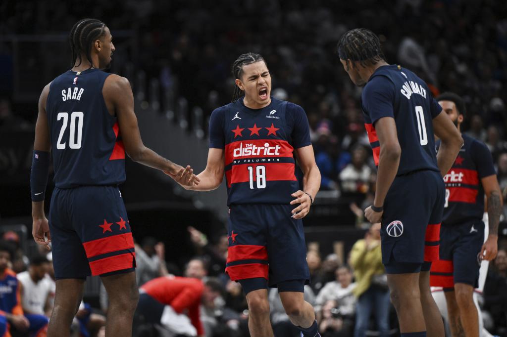 Kyshawn George, Alexandre Sarr y Bilal Coulibaly celebran una canasta de los Wizards.