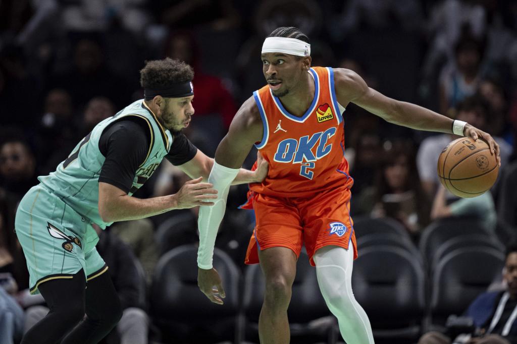 Shai Gilgeous-Alexander, defendido por Seth Curry.