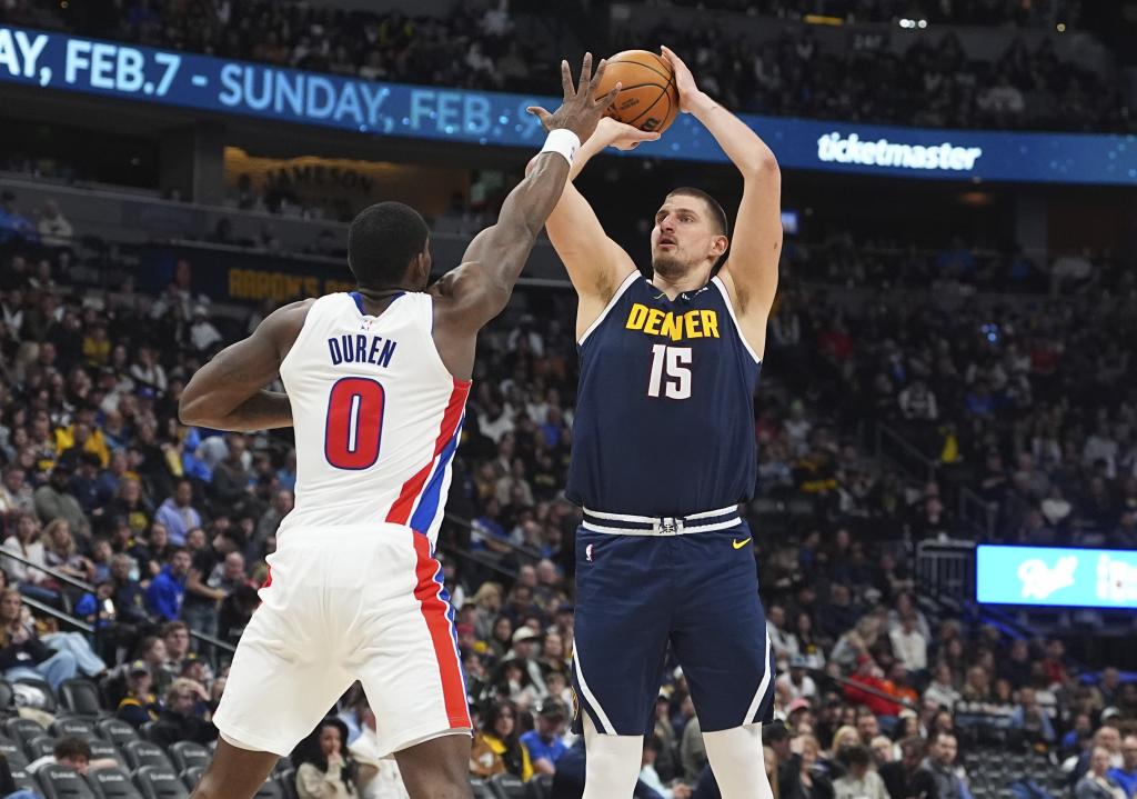 Nikola Jokic lanza delante de Jalen Duren.