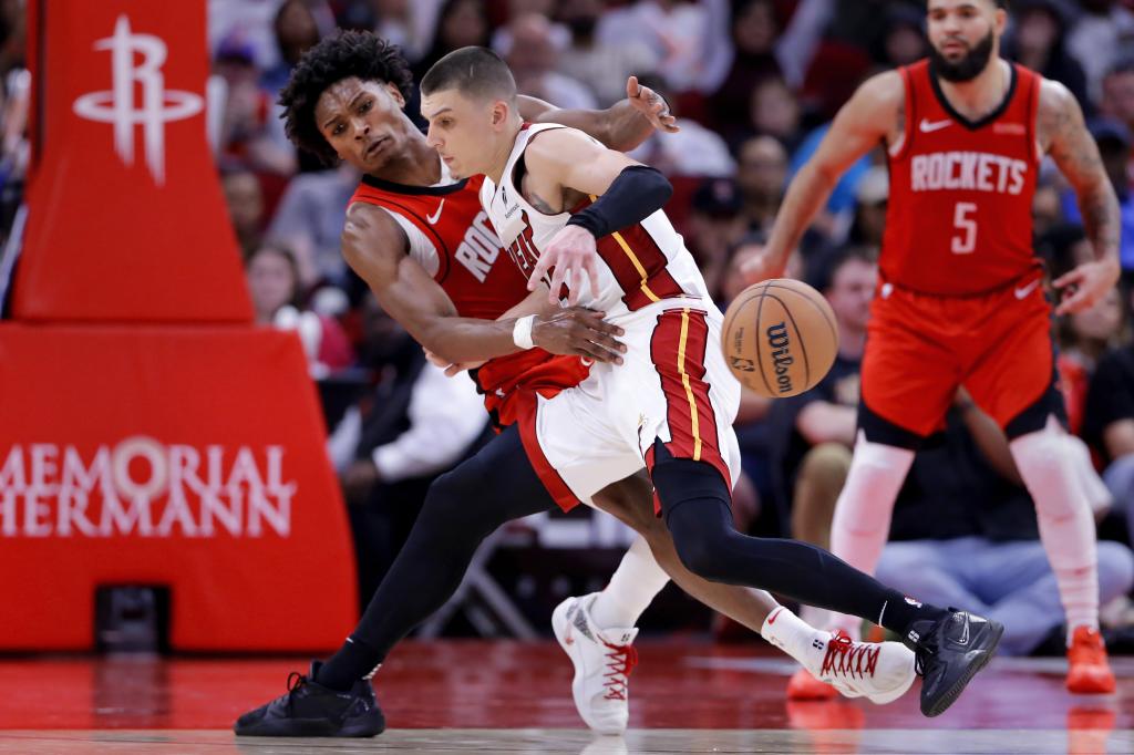 Amen Thompson choca con Tyler Herro en la acción que luego iba a acabar en una batalla.