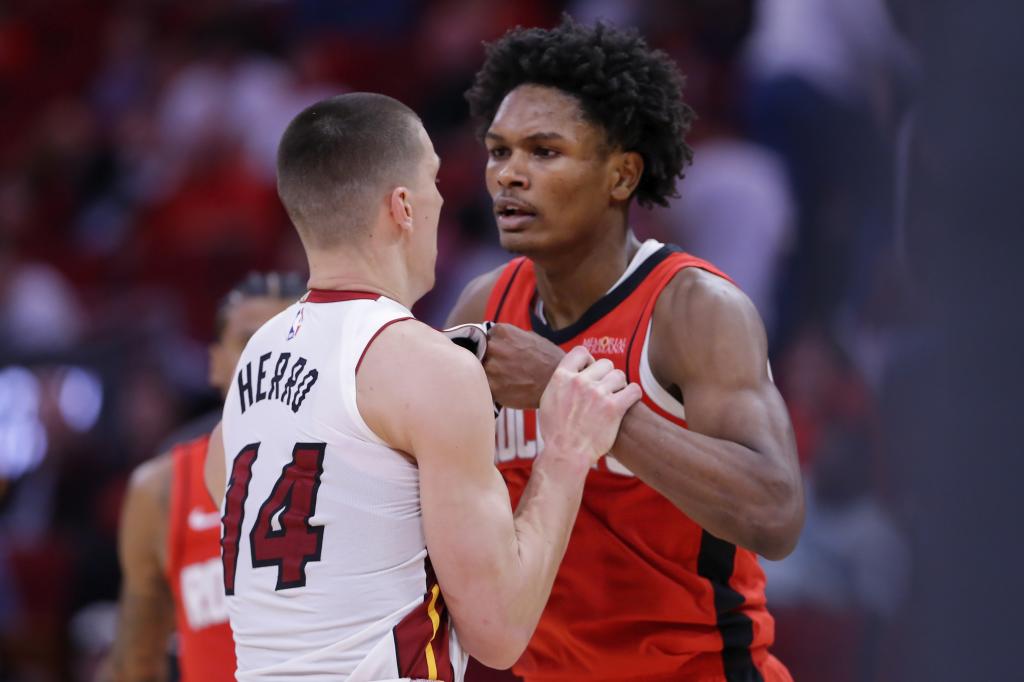 Momento en el que Amen Thompson (Rockets) y Tyler Herro (Heat) se encararon.