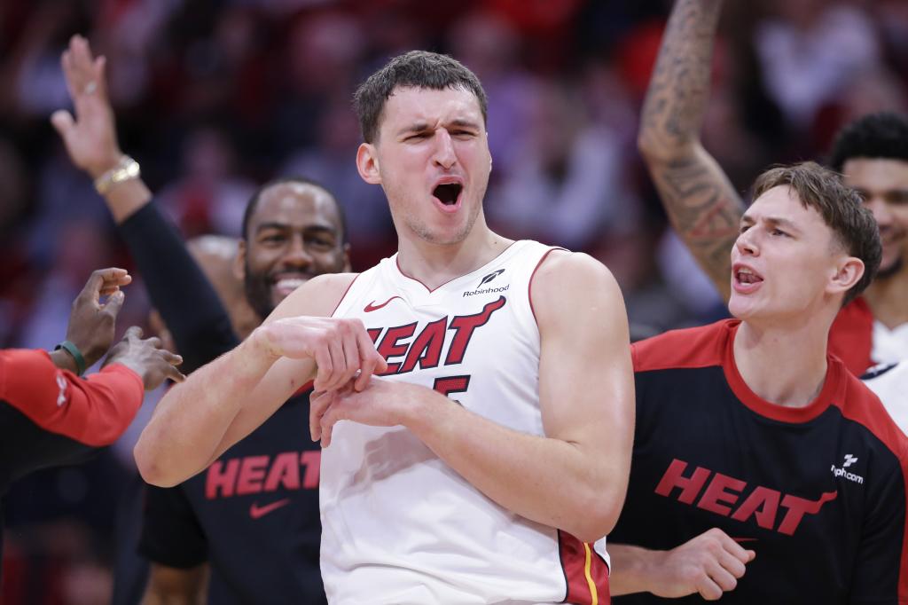 Nikola Jovic, alero de los Miami Heat, celebra una canasta durante el partido.