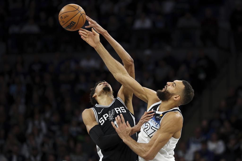 Victor Wembanyama, left lucha por un rebote con Rudy Gobert.