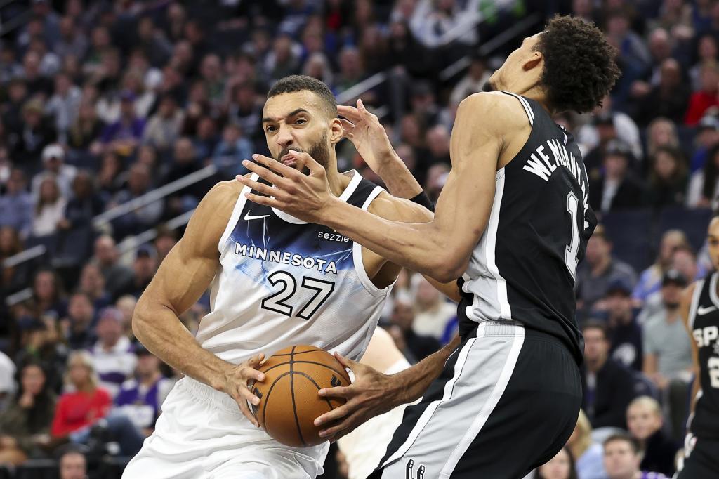 Rudy Gobert intenta penetrar hacia el aro golpeando con su codo el estómago de Wembanyama.