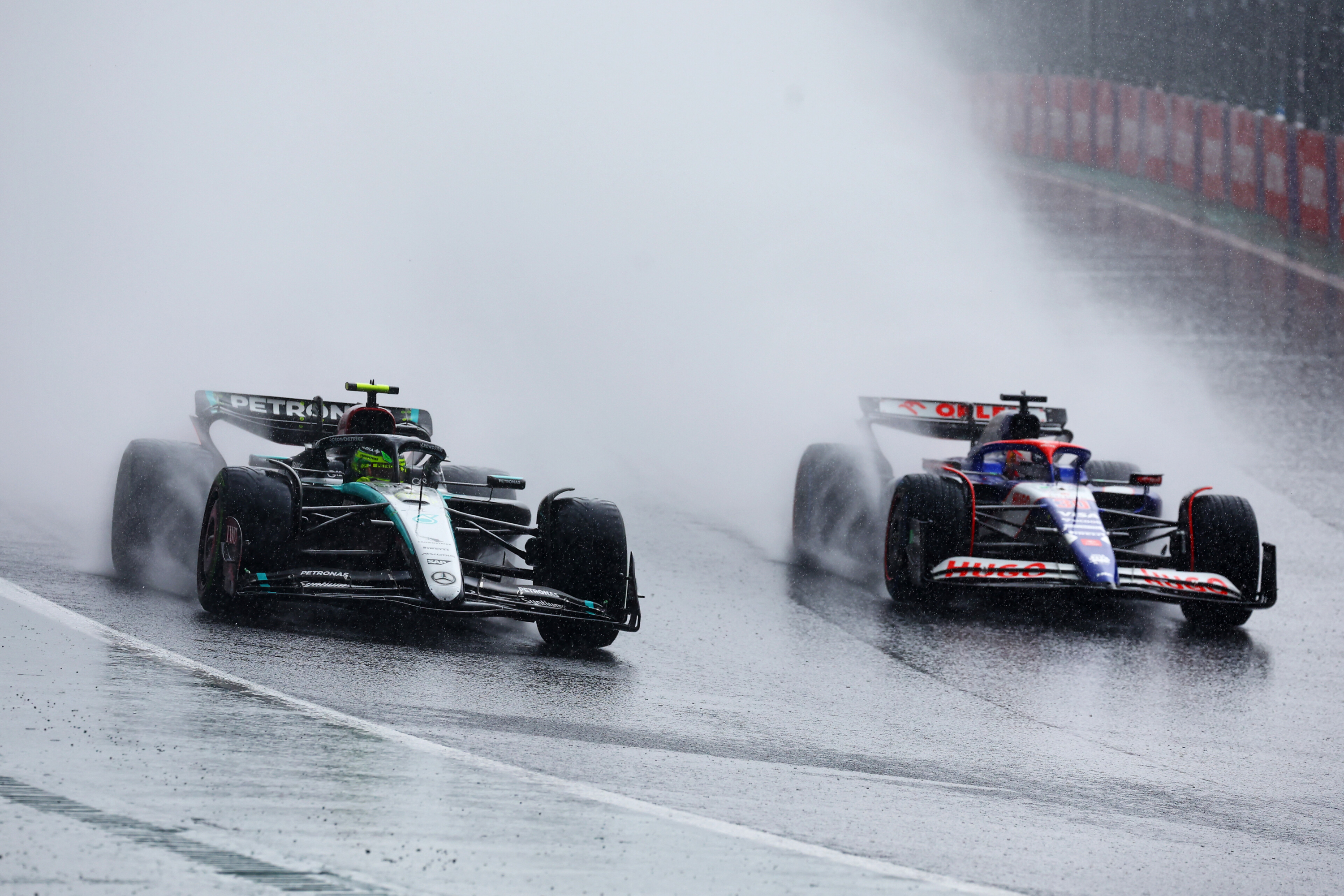 Liam Lawson y Lewis Hamilton corriendo en Brasil