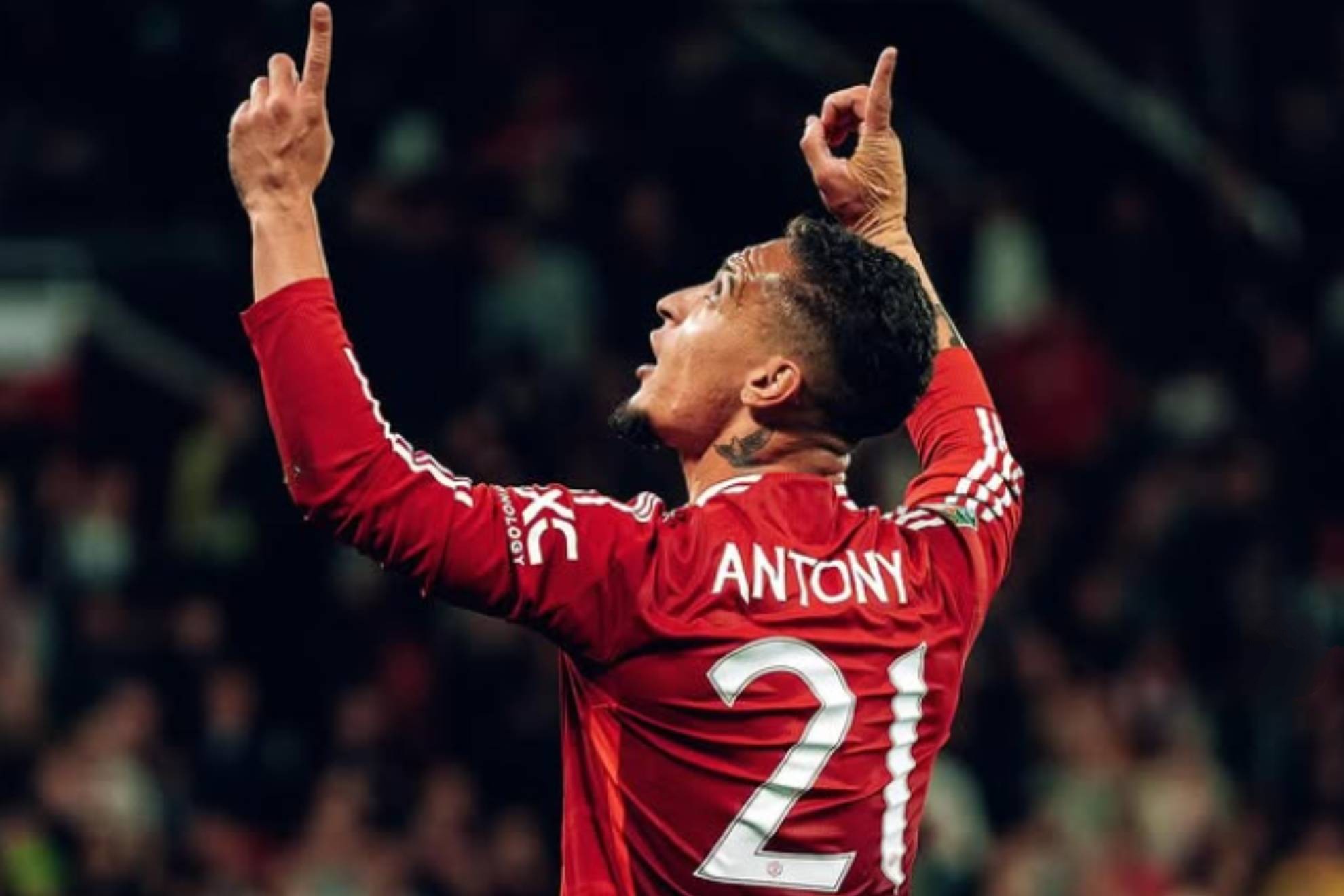 Antony celebrates a goal looking at the sky.
