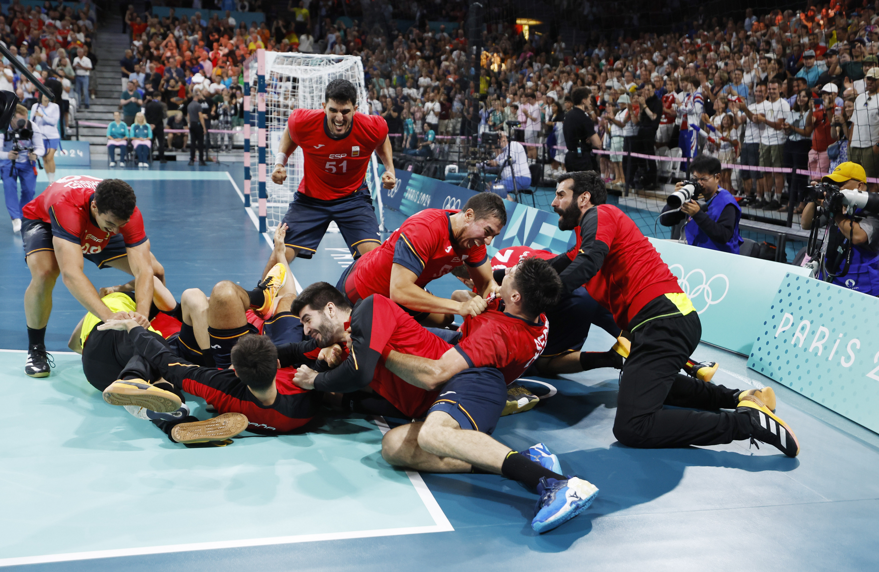 Los 'Hispanos' celebran su bronce olímpico en París.