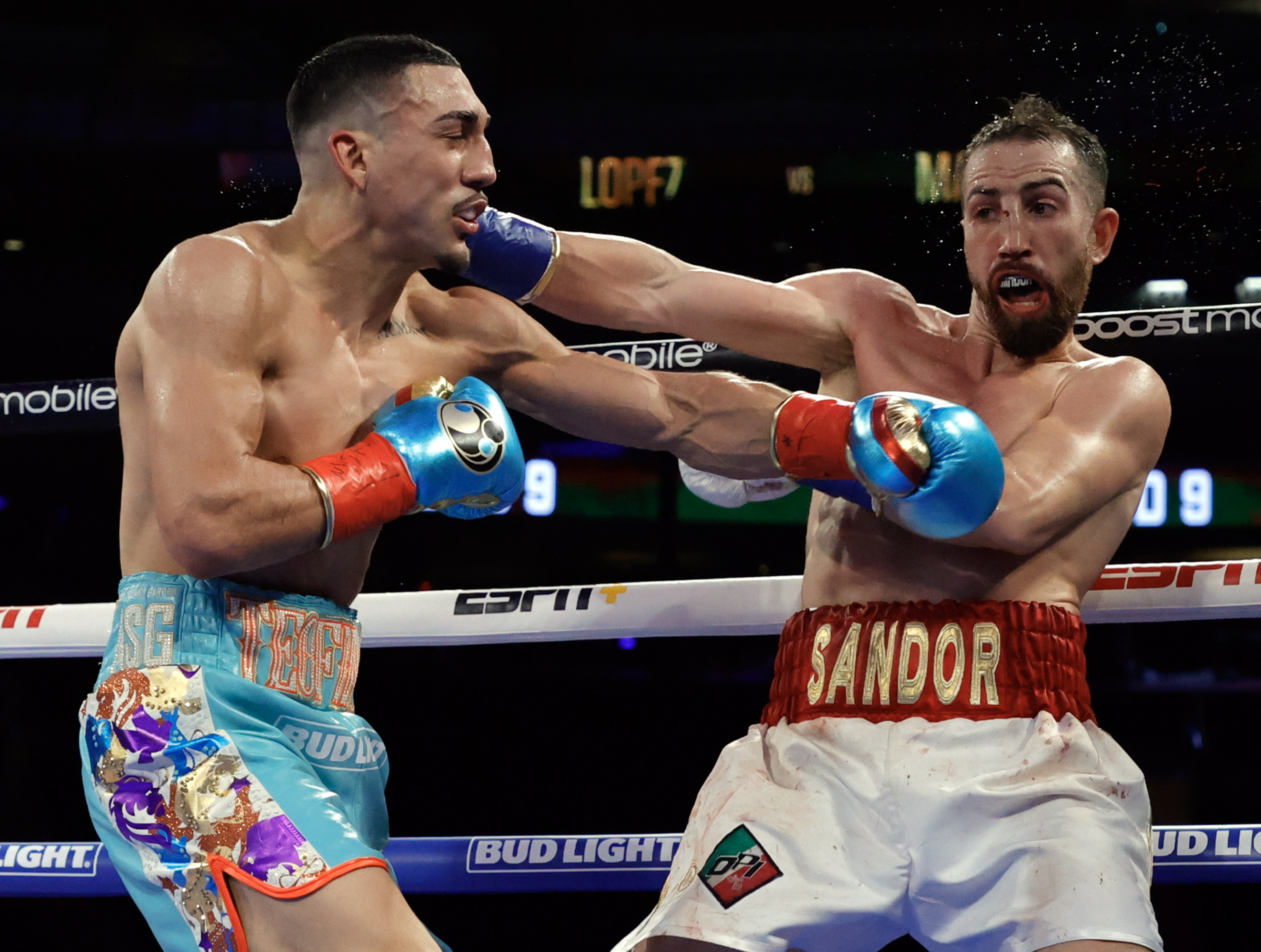 Sandor Martín en un combate contra el hondureño Teófimo López en 2022.