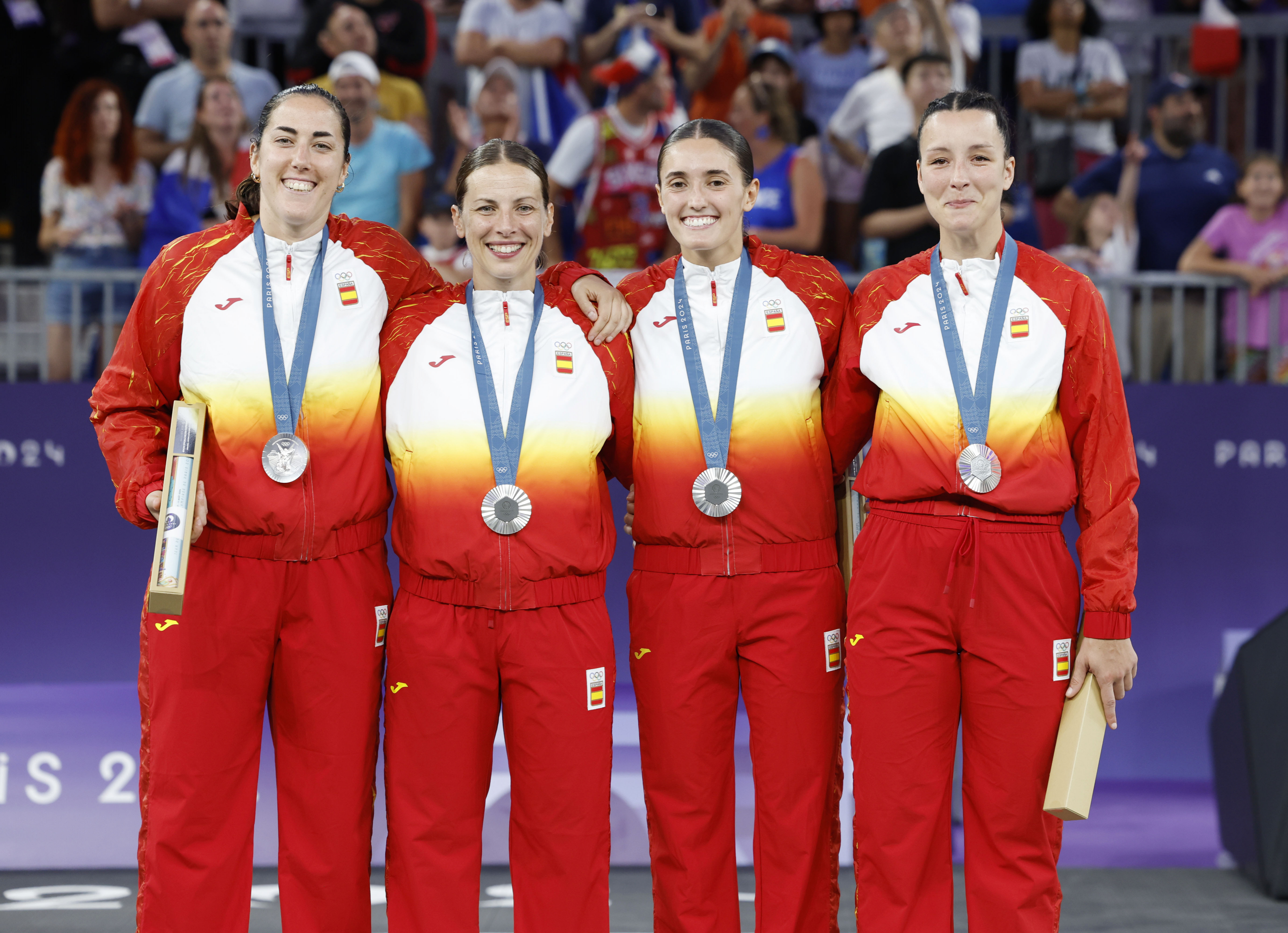 La selección femenina de 3x3 con su platas olímpicas.