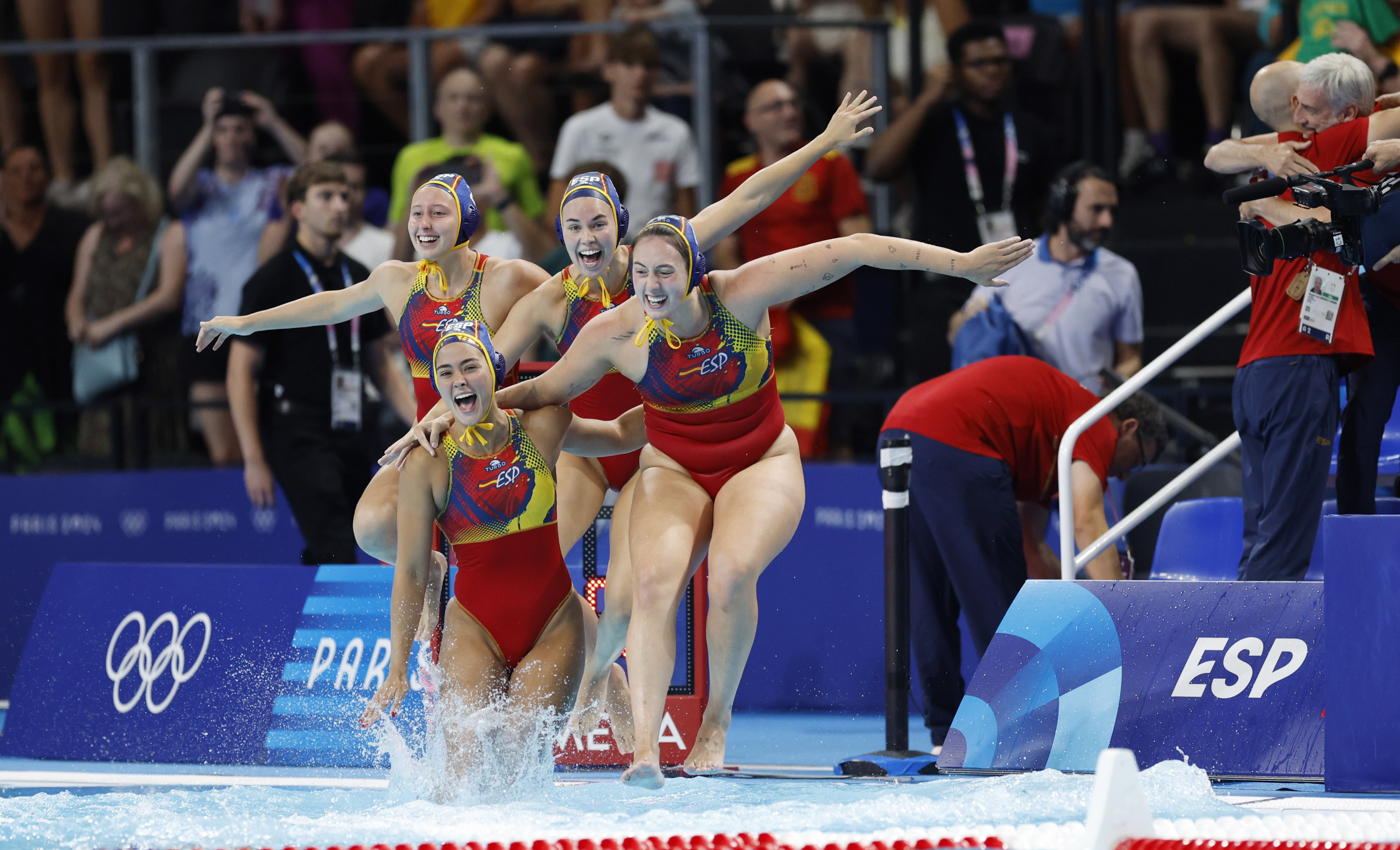Las jugadoras españolas de waterpolo celebran su oro en los Juegos Olímpicos.