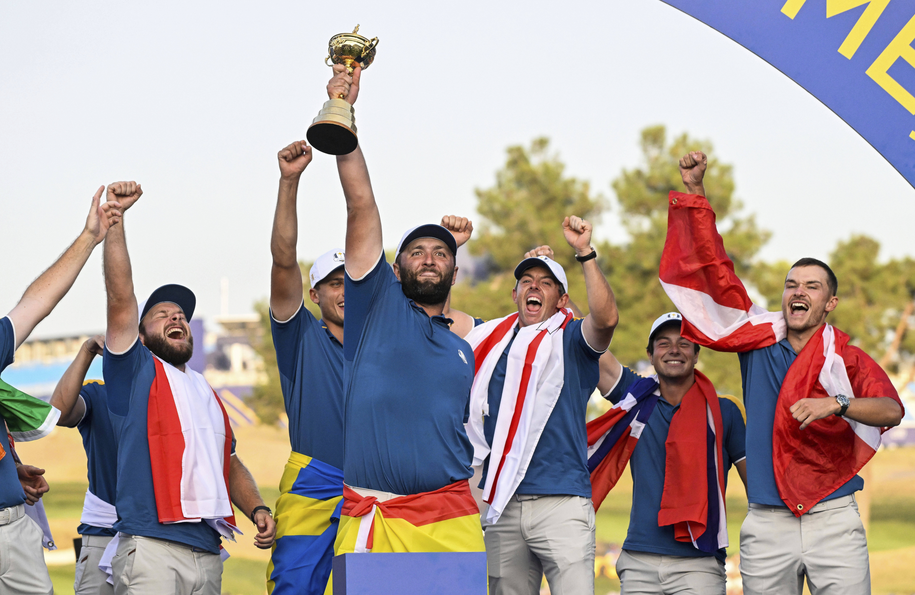 Jon Rahm celebra junto a otros jugadores la victoria de Europa en la Ryder Cup de 2023 en Roma.