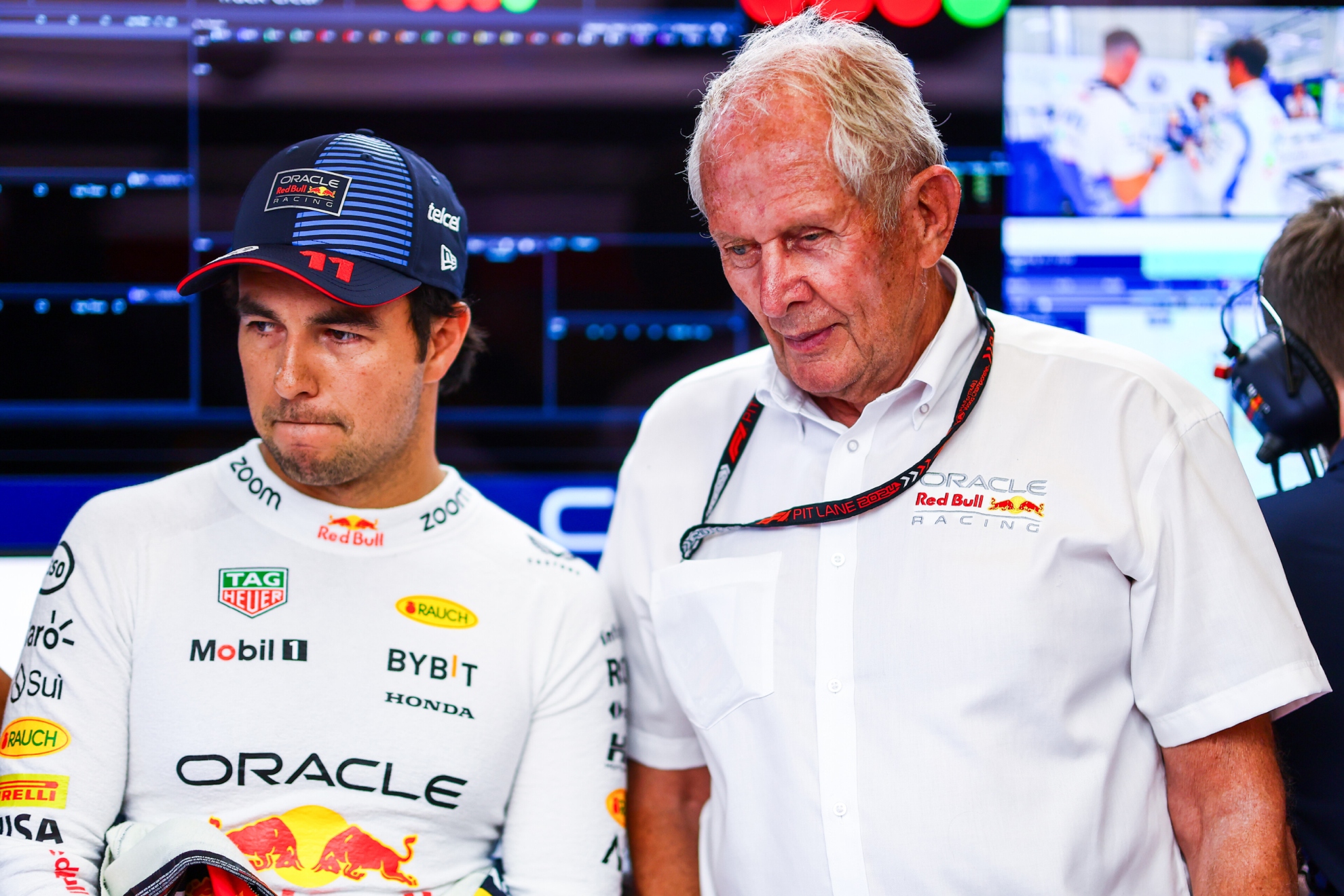 Checo Pérez y Helmut Marko, en el box de Red Bull