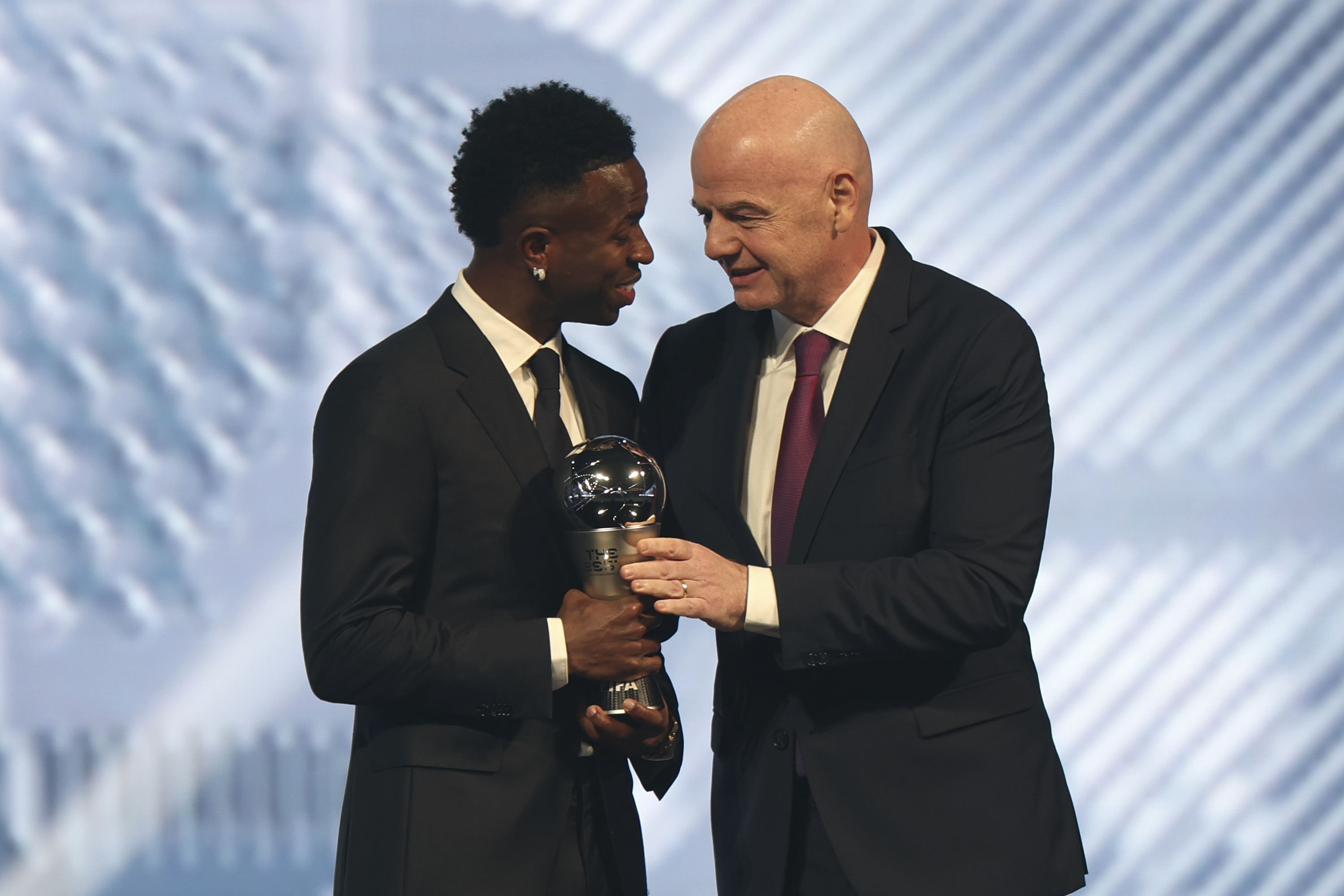 Vinicius Junior recibe el premio al Mejor Jugador de manos de Gianni Infantino