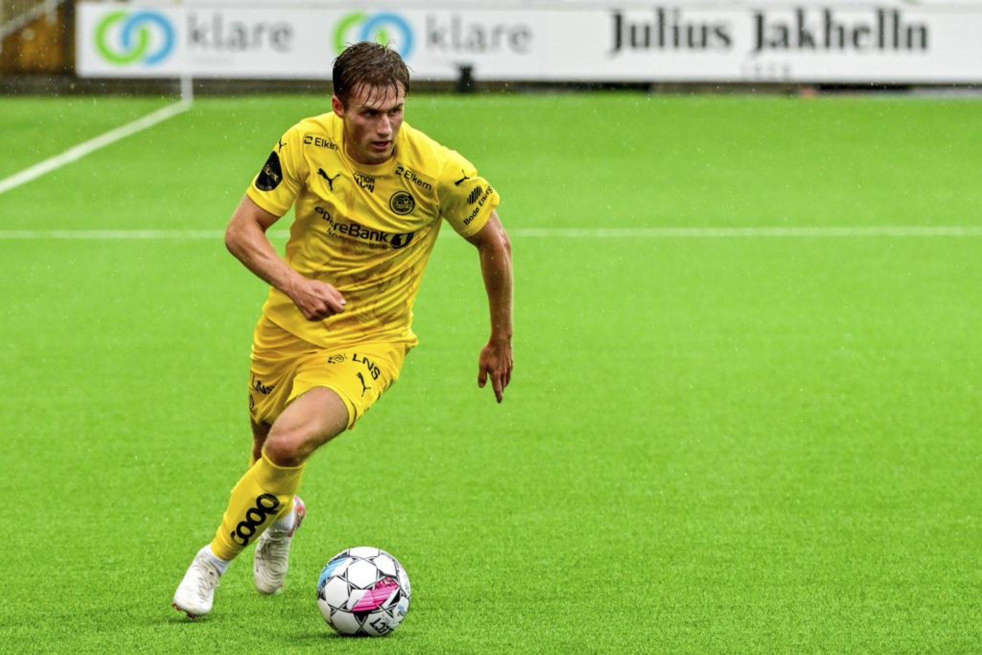 Fredrik Sjovold conduce el balón en un partido del Bodo/Glimt.