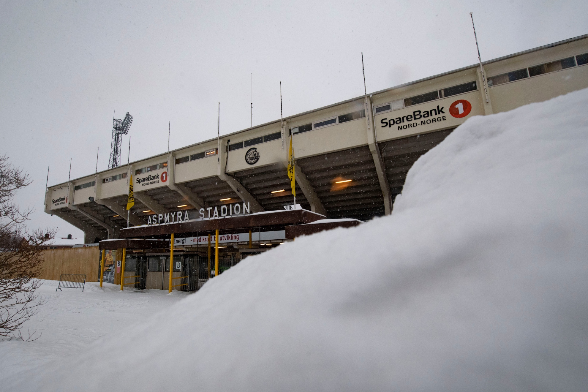 Aspecto exterior del Aspmyra Stadion repleto de nieve.