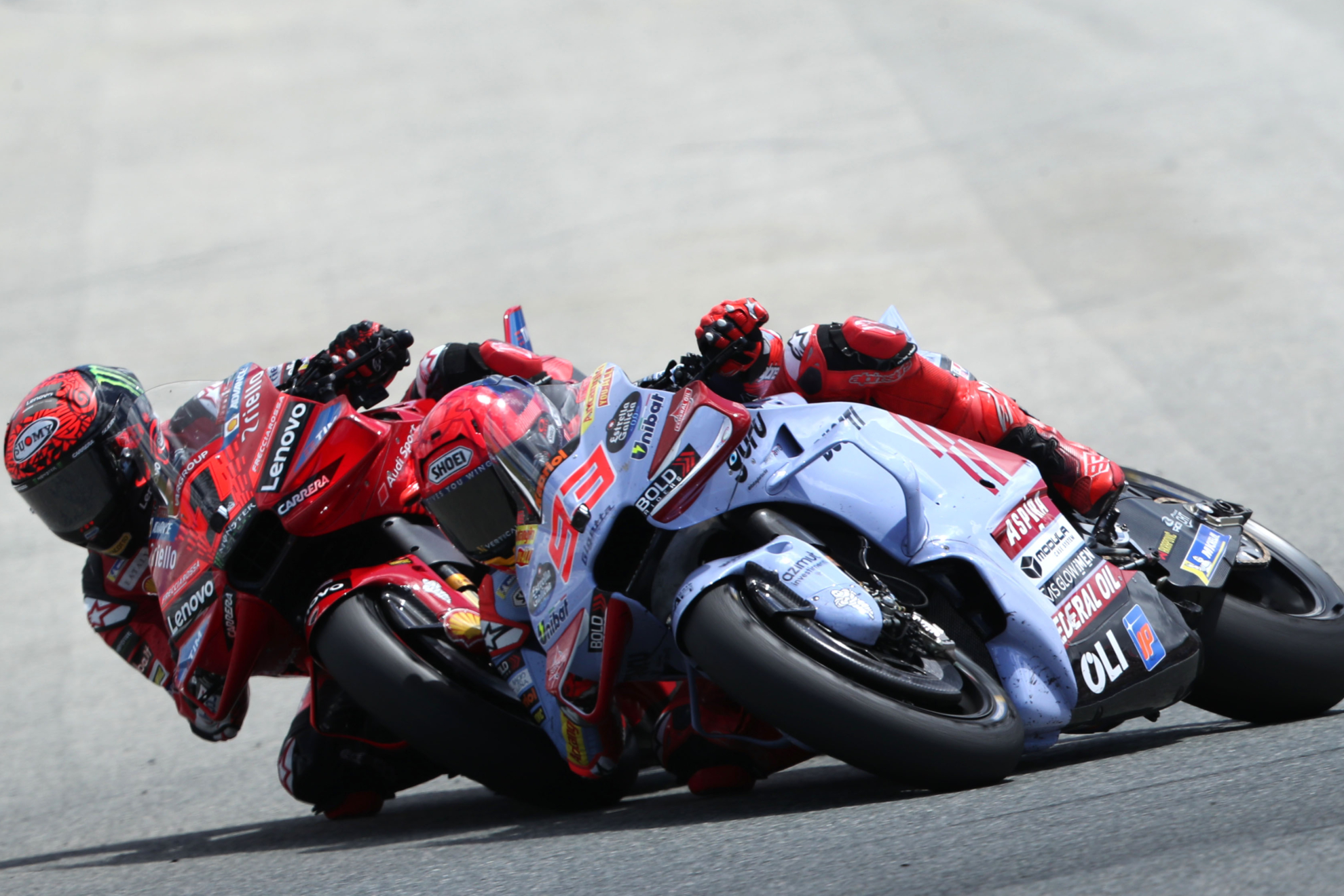 Marc Márquez y Pecco Bagnaia, en plena batalla.