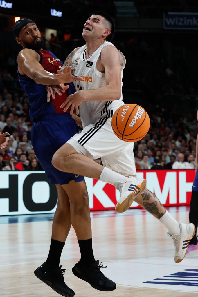 Gabi Deck entra a canasta ant Jabari Parker 