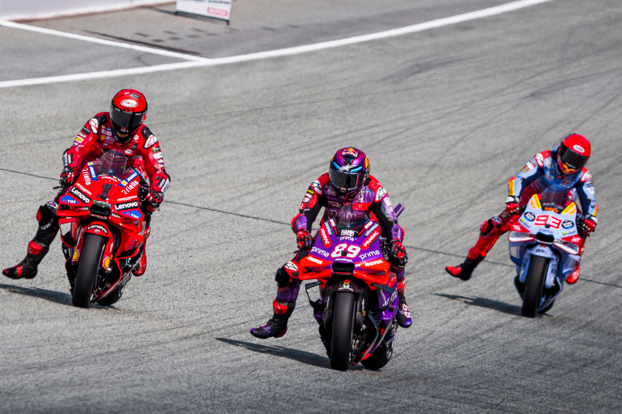 Jorge Martín, Pecco Bagnaia y Marc Márquez, en plena batalla.