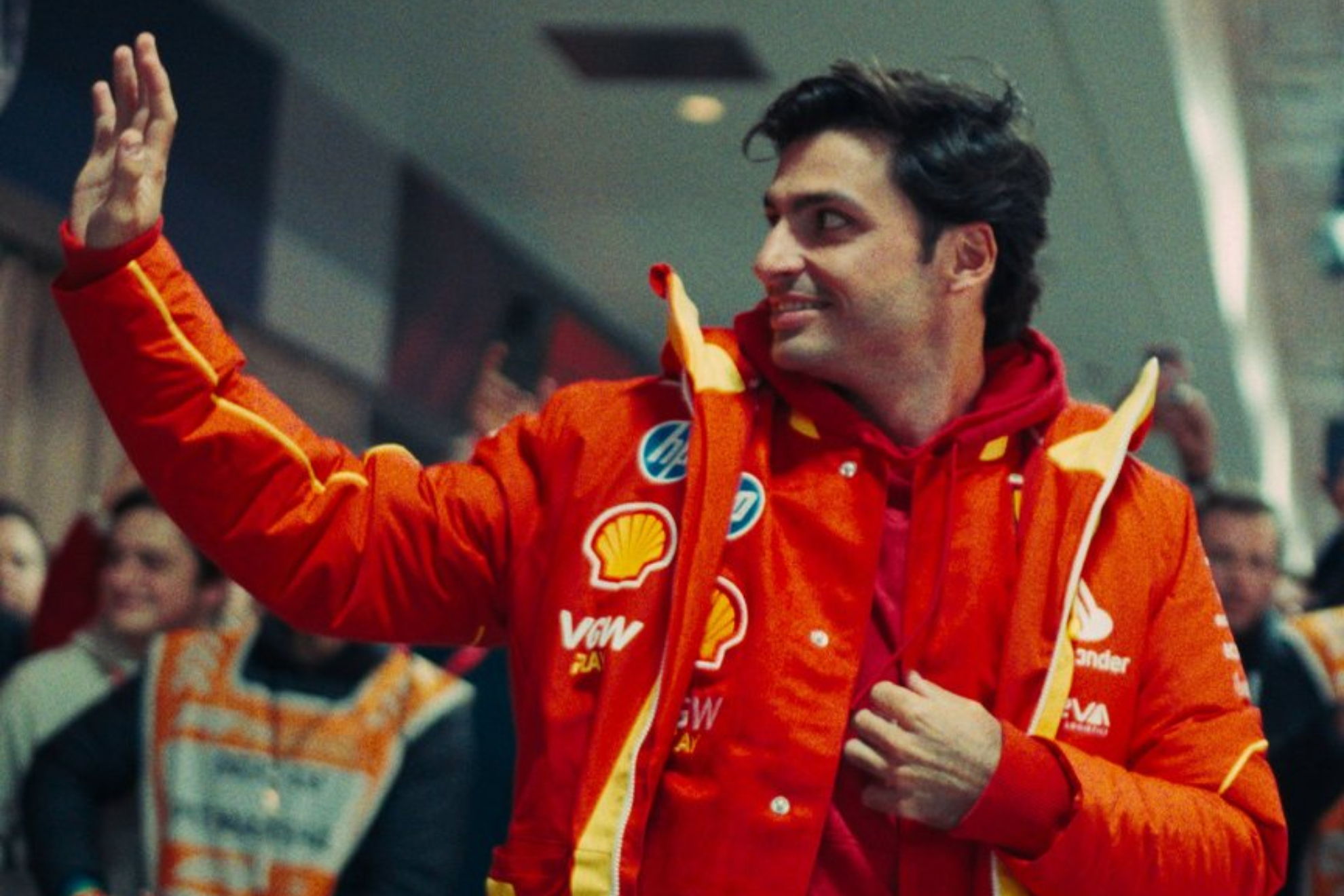 Carlos Sainz, saludando.