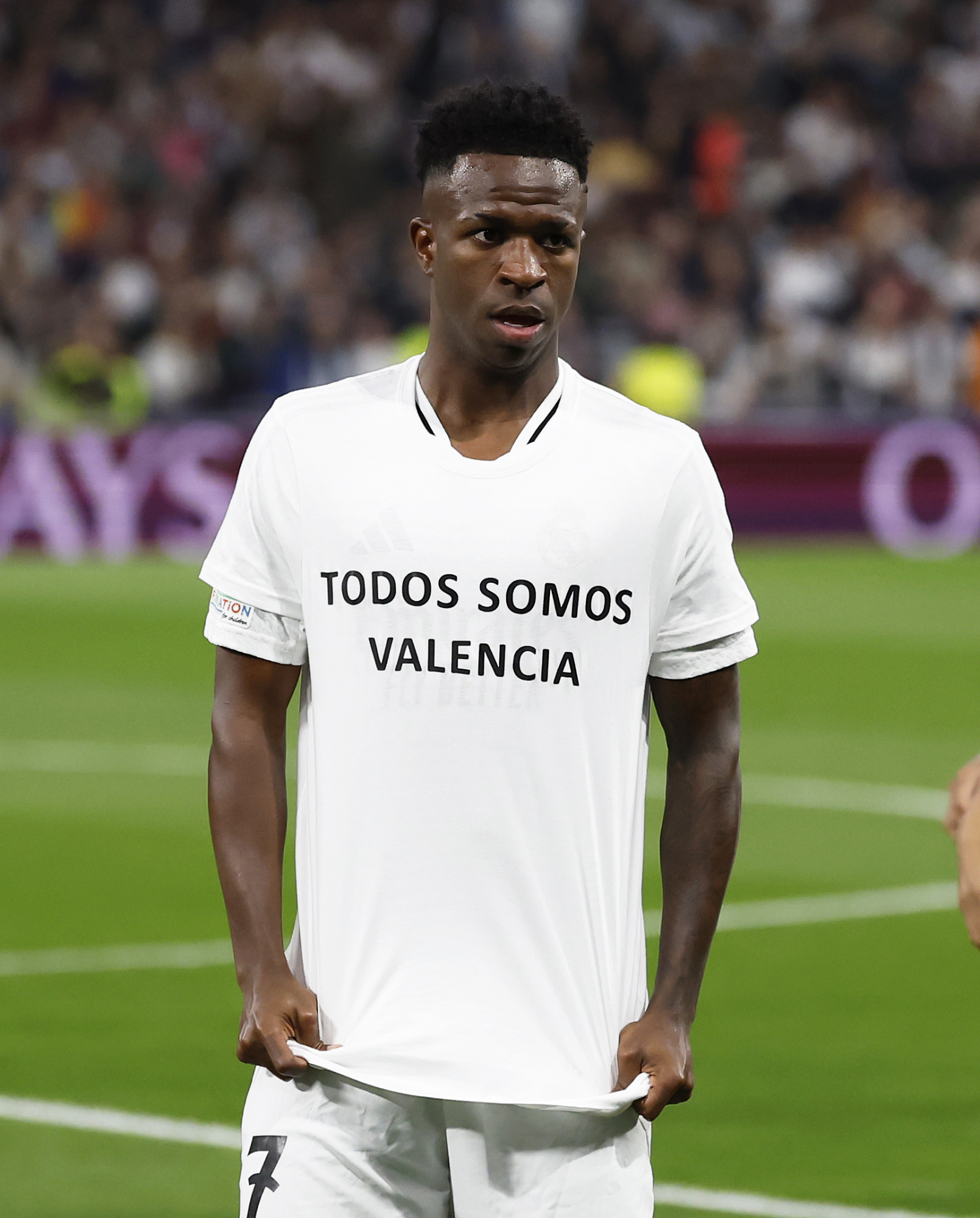 Vinicius con la camiseta de ayuda a Valencia que lució el Real Madrid ante Osasuna.