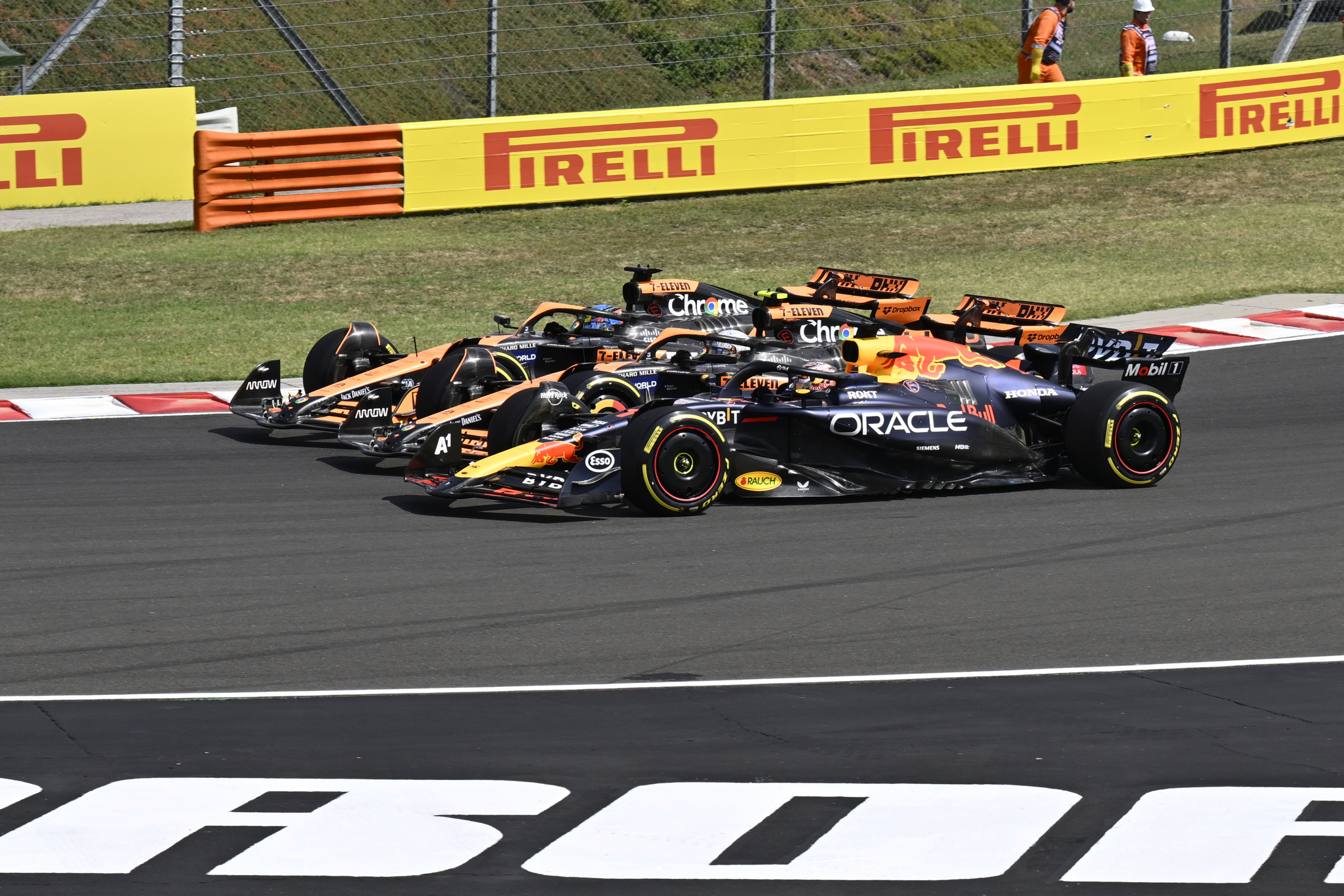 Verstappen, Norris y Piastri, en la salida de Spa.