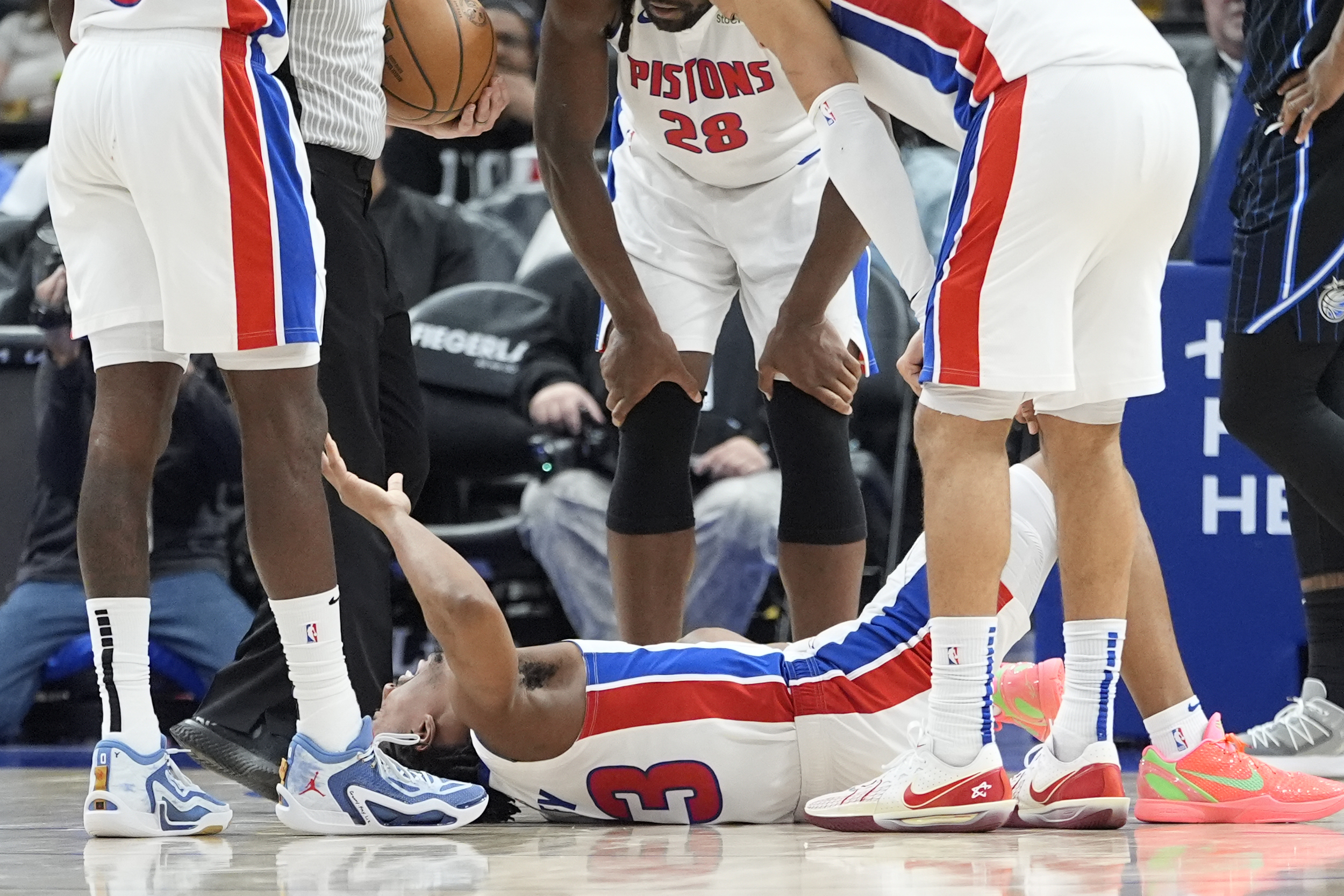 Jaden Ivey se retira en camilla tras una grave lesión en el Pistons vs Magic
