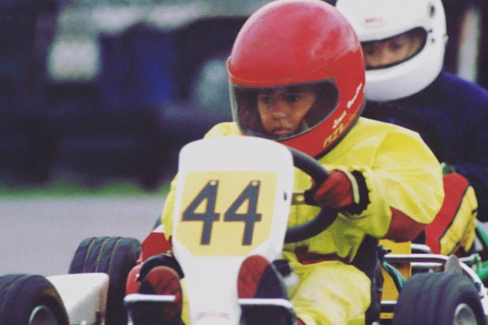 Lewis Hamilton, con un casco rojo en kart de niño.