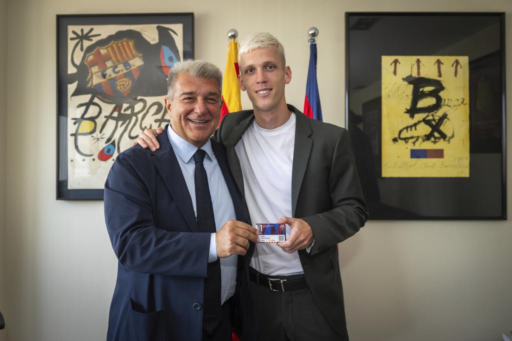 Laporta posa con Dani Olmo el día de su presentación como jugador del Barcelona.