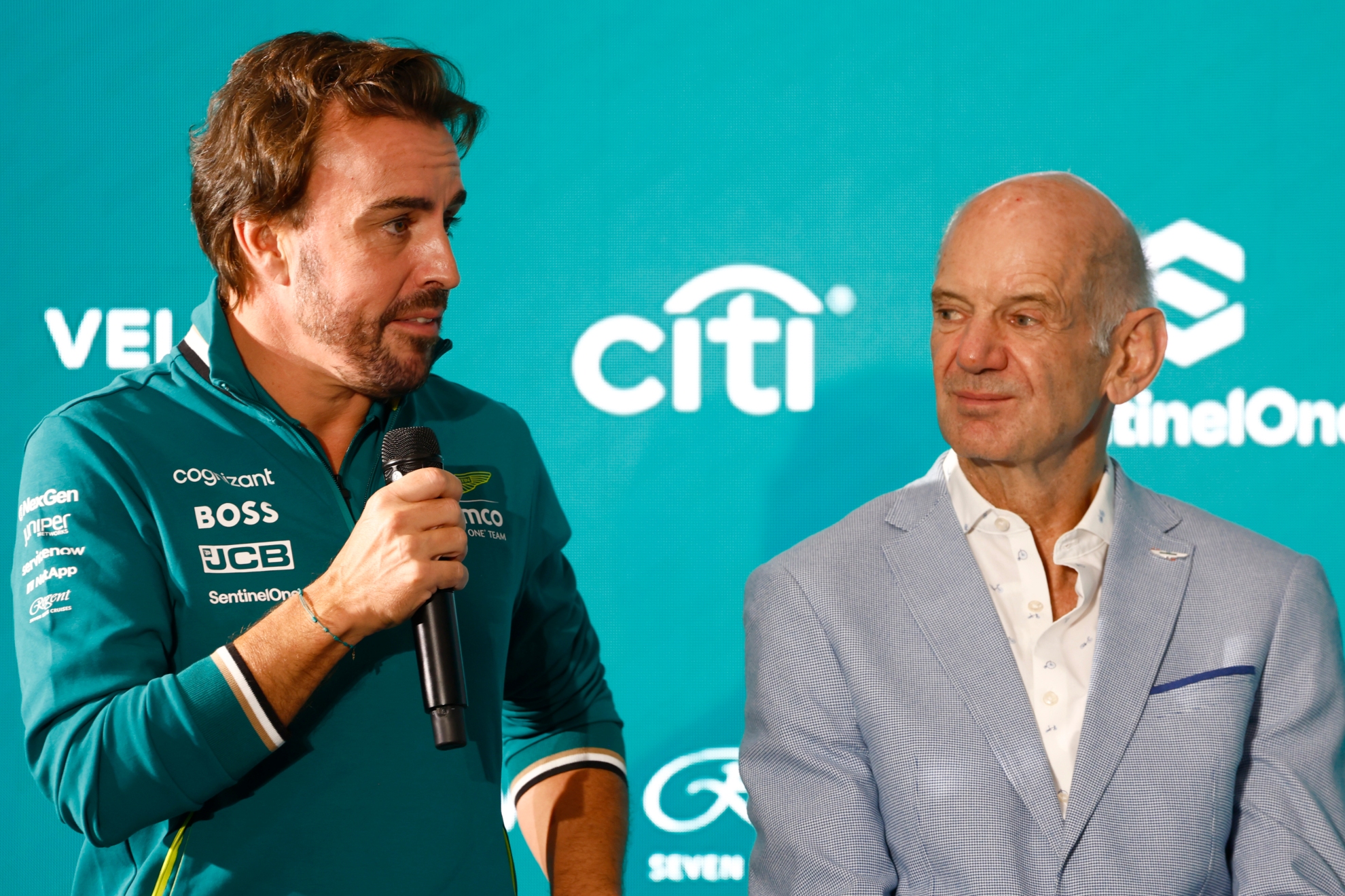 Alonso habla con Newey a su lado.