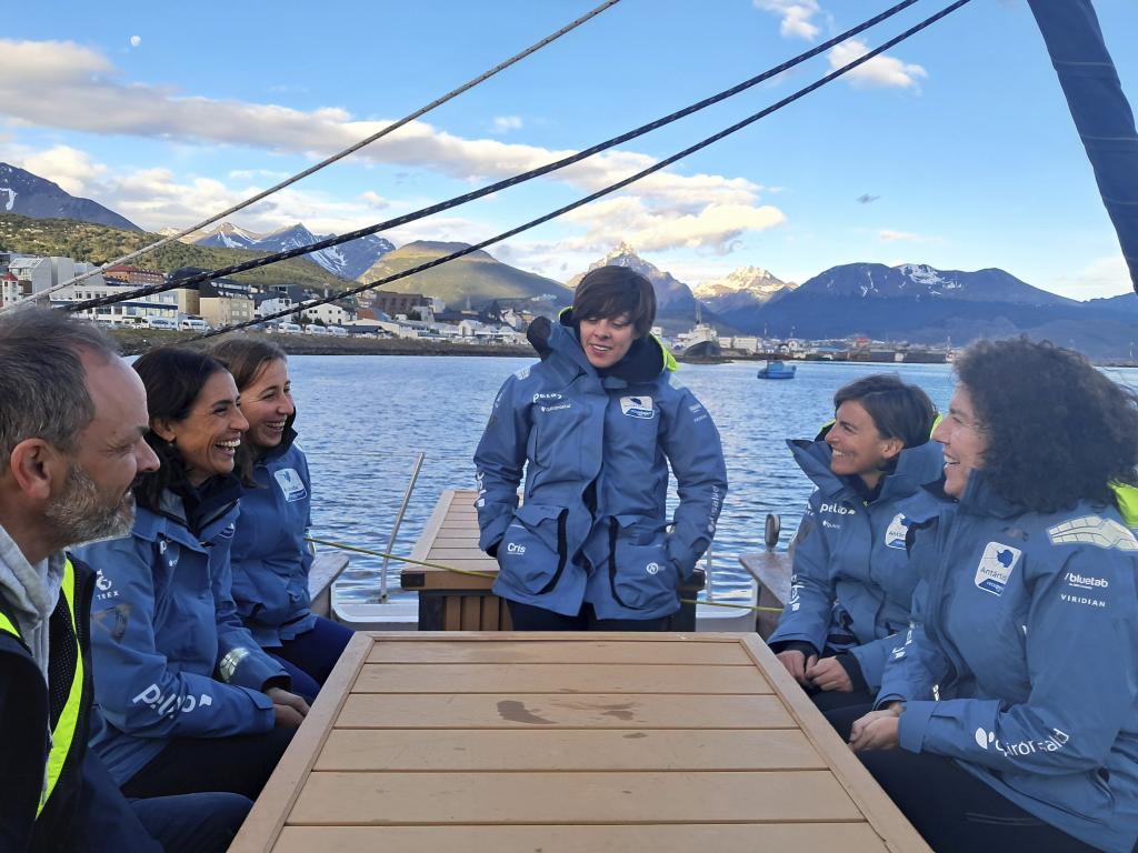 Patricia de pie, Marta y Maca (izquierda) y Cruz y Almu (derecha), en el puerto de Ushuaia