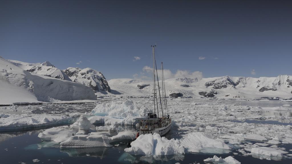 Una imagen de El Doblón en medio de los packs de hielo en la Antártida
