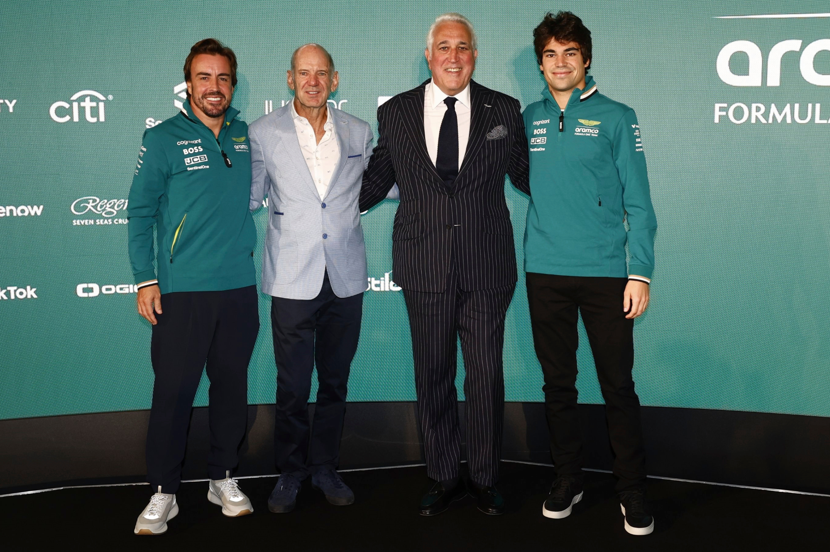 Adrian Newey, Lance Stroll, Lawrence Stroll y Fernando Alonso, en la presentación del gurú de la aerodinámica F1.