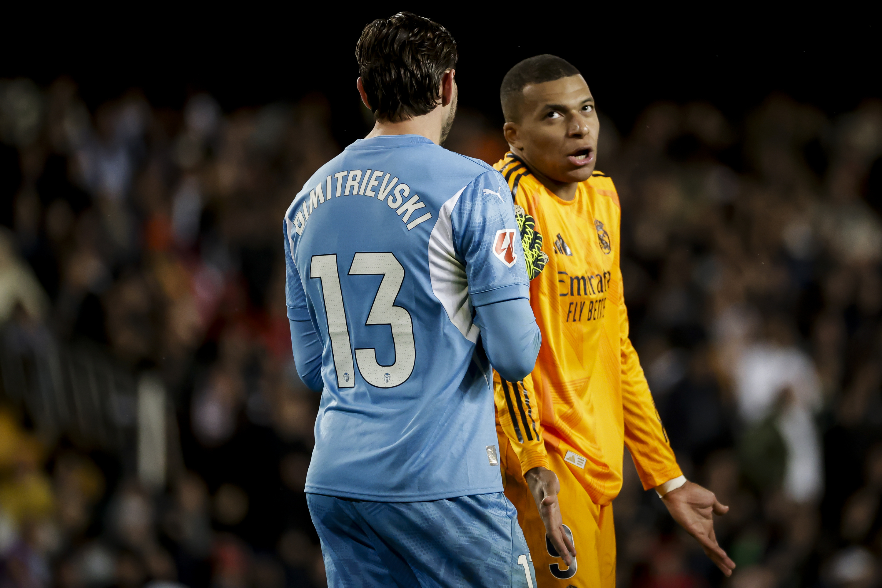 Mbappé hace un gesto ante Dimitrievski en Valencia - El Real Madrid, aplazado de la jornada 12