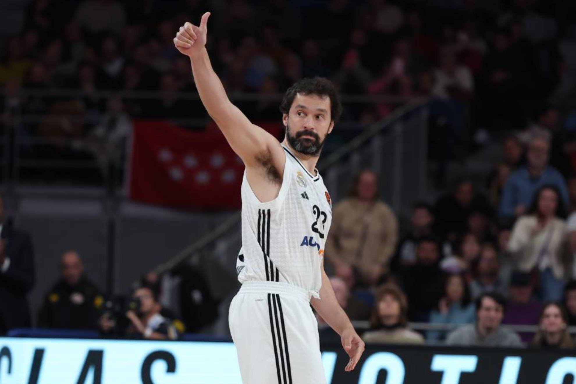 Sergio Llull levanta el pulgar en el partido ante el Bayern Múnich.