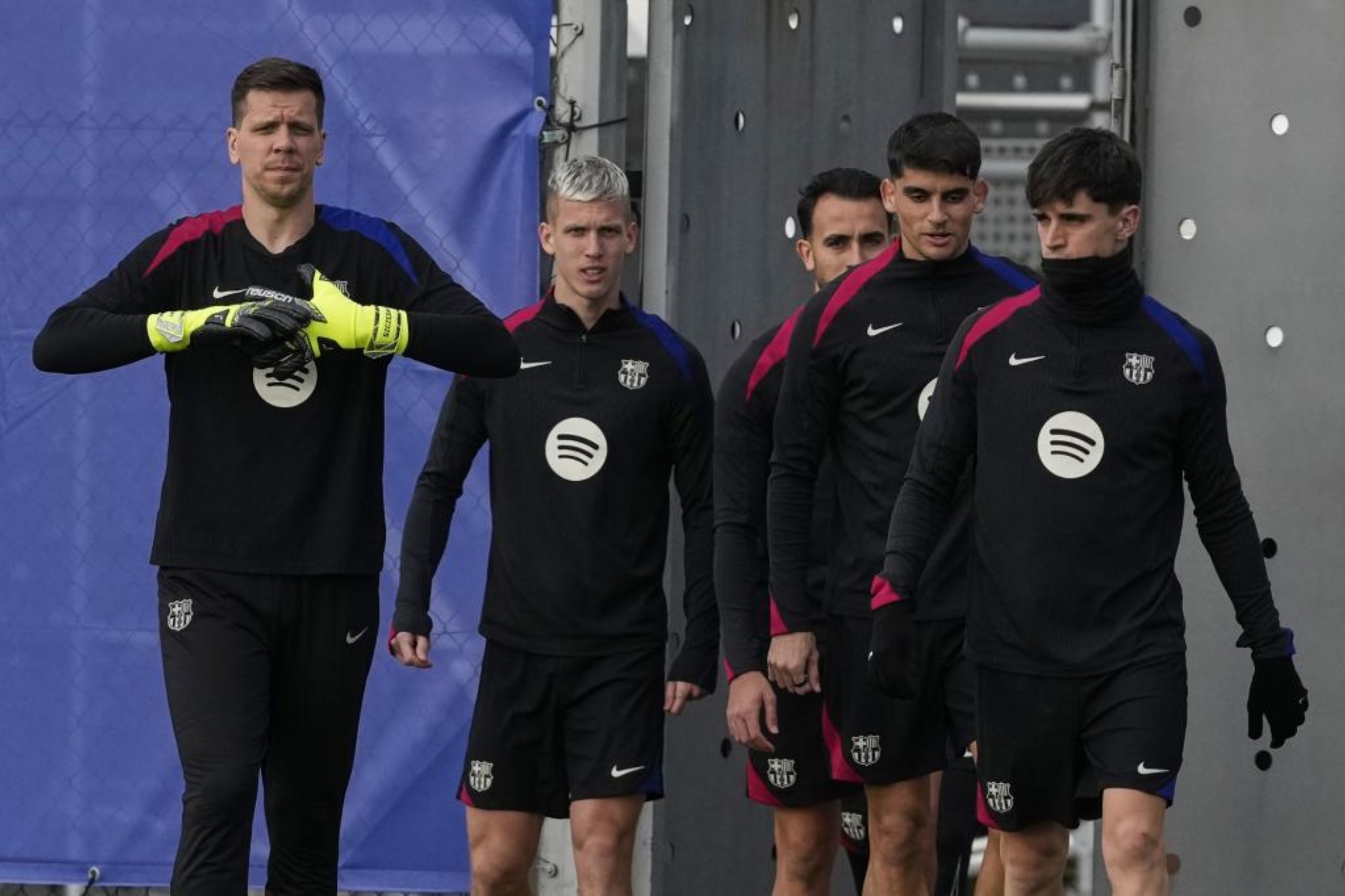 Dani Olmo y Pau Víctor, junto a sus compañeros, en un entrenamiento.