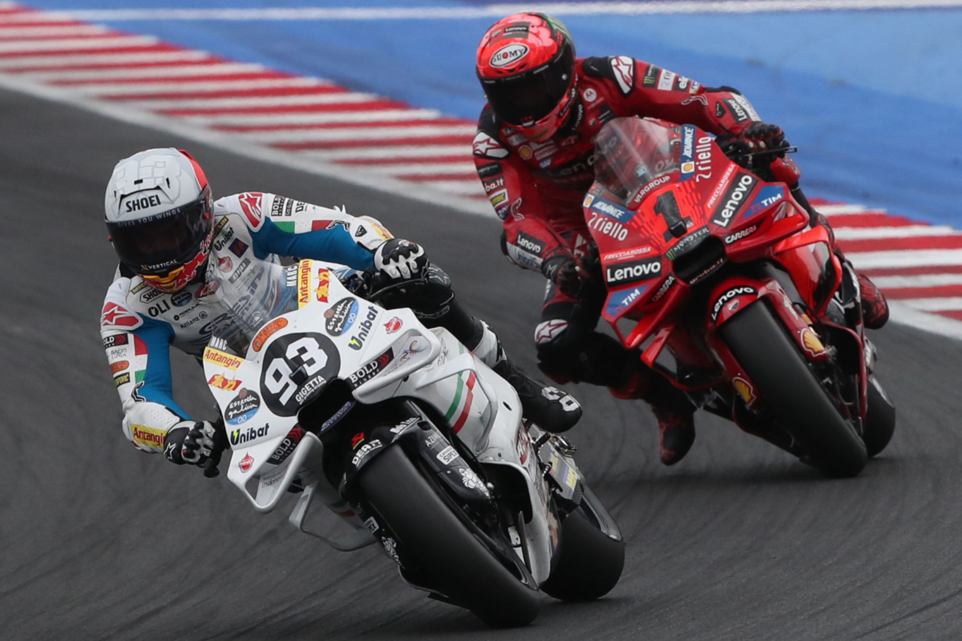 Marc Márquez, liderando, con Pecco Bagnaia tras su estela, en Misano.