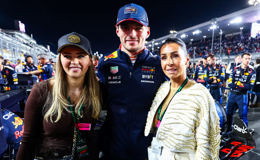 Max Verstappen, con su hermana y su madre en la parrilla de salida.