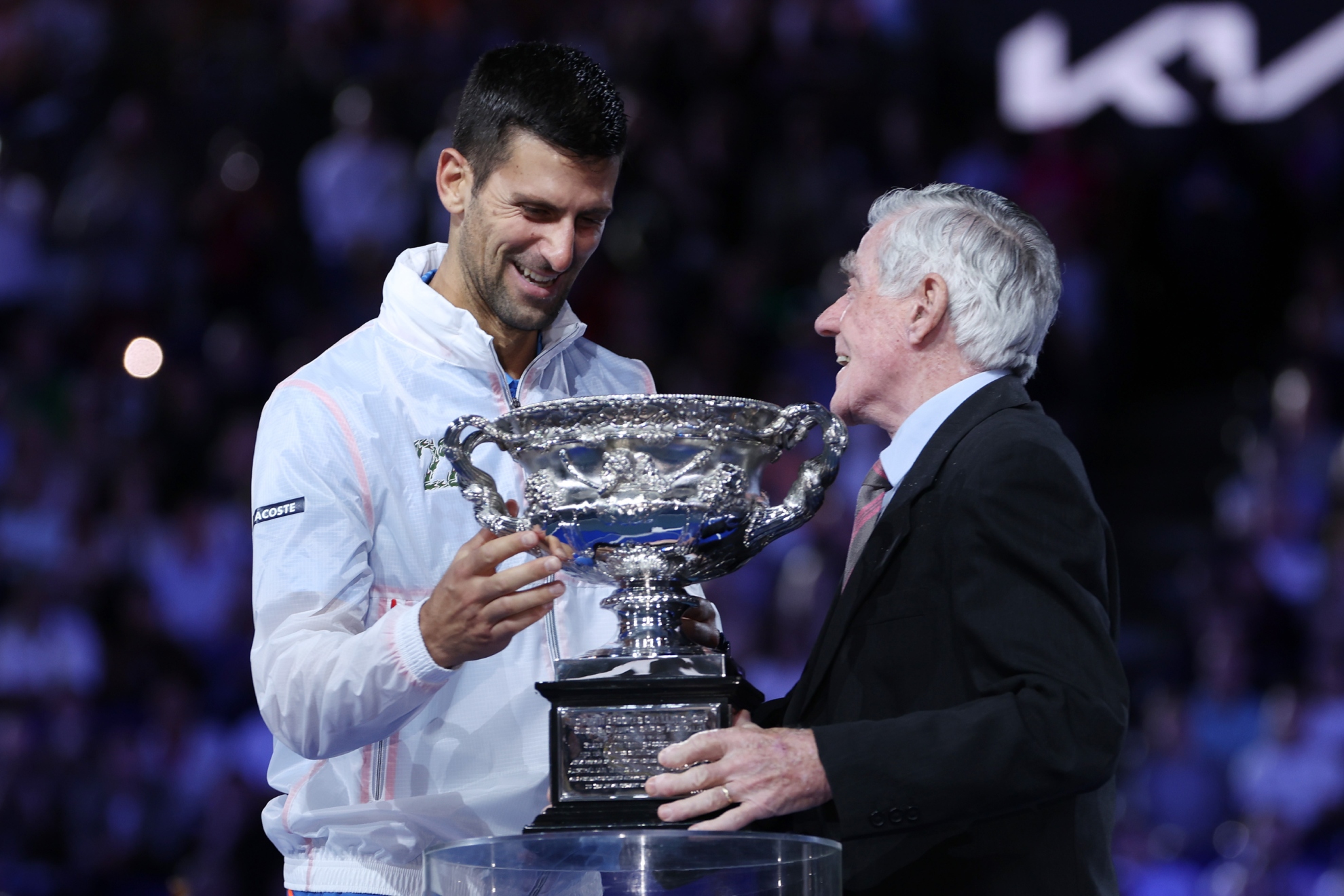 Ken Rosewall entrega a Rod Laver el trofeo del Open de Australia de 2023