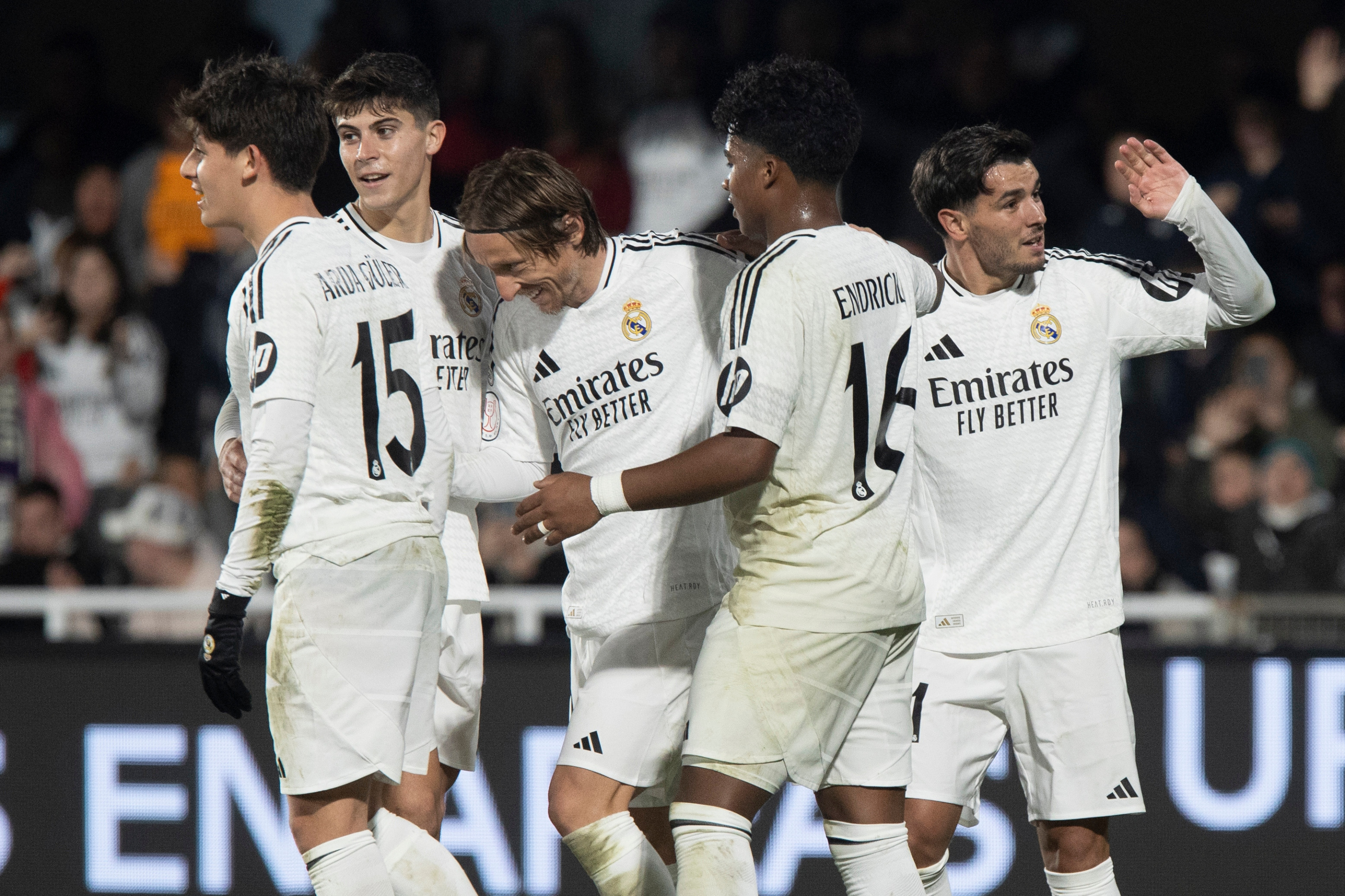 Los jugadores del Madrid celebran uno de sus goles a la Deportiva Minera