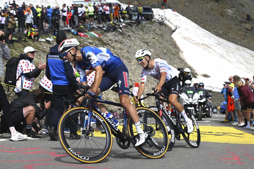 VALLOIRE, FRANCIA - 2 DE JULIO: (LR) Mikel Landa de España y el equipo Soudal Quick-Step y Joao Almeida de Portugal y el equipo Emirates de los Emiratos Árabes Unidos participan en la subida al Col du Galibier (2.642 m) durante el 111º Tour de Francia 2024, etapa 4 una etapa de 139,4 km de Pinerolo a Valloire / #UCIWT / 2 de julio 2024 en Valloire, Francia. (Foto de Dario Belingheri/Getty Images)