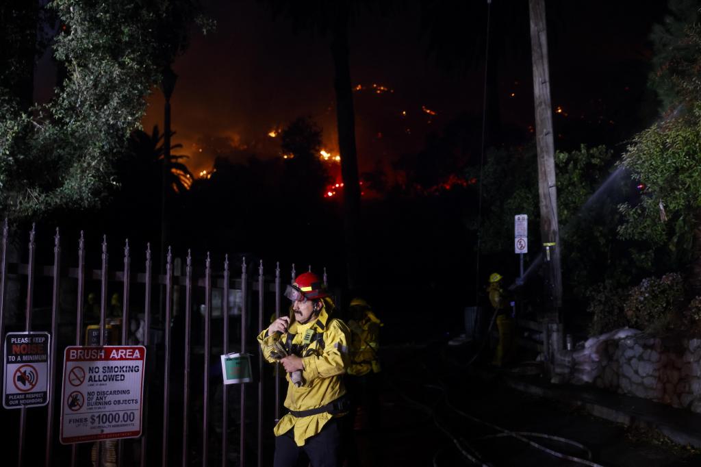 Los Angeles (United States), 09/01/2025.- Firefighters prepare to fight off a brush fire that broke out in the Hollywood Hills in Los Angeles, California, USA, 08 January 2025. According to data from California Department of Forestry and Fire Protection (CAL FIRE), multiple wildfires are burning across thousands of acres and have forced widespread evacuations in the Los Angeles area. (incendio forestal) EFE/EPA/CAROLINE BREHMAN