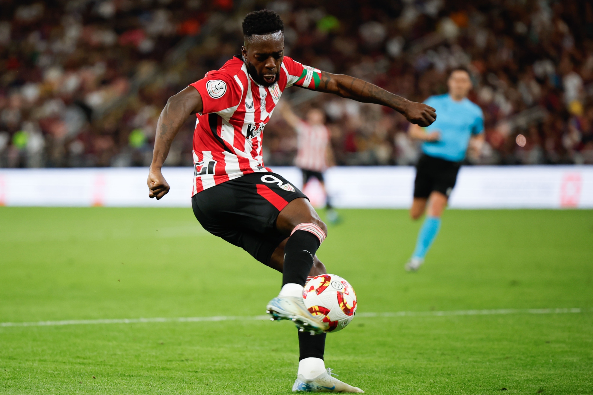 Iñaki Williams dispara a portería durante el partido ante el Barcelona.