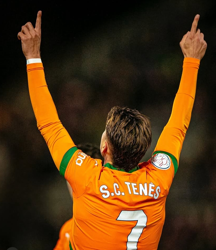 Sergi Canós celebra un gol con el Valencia.