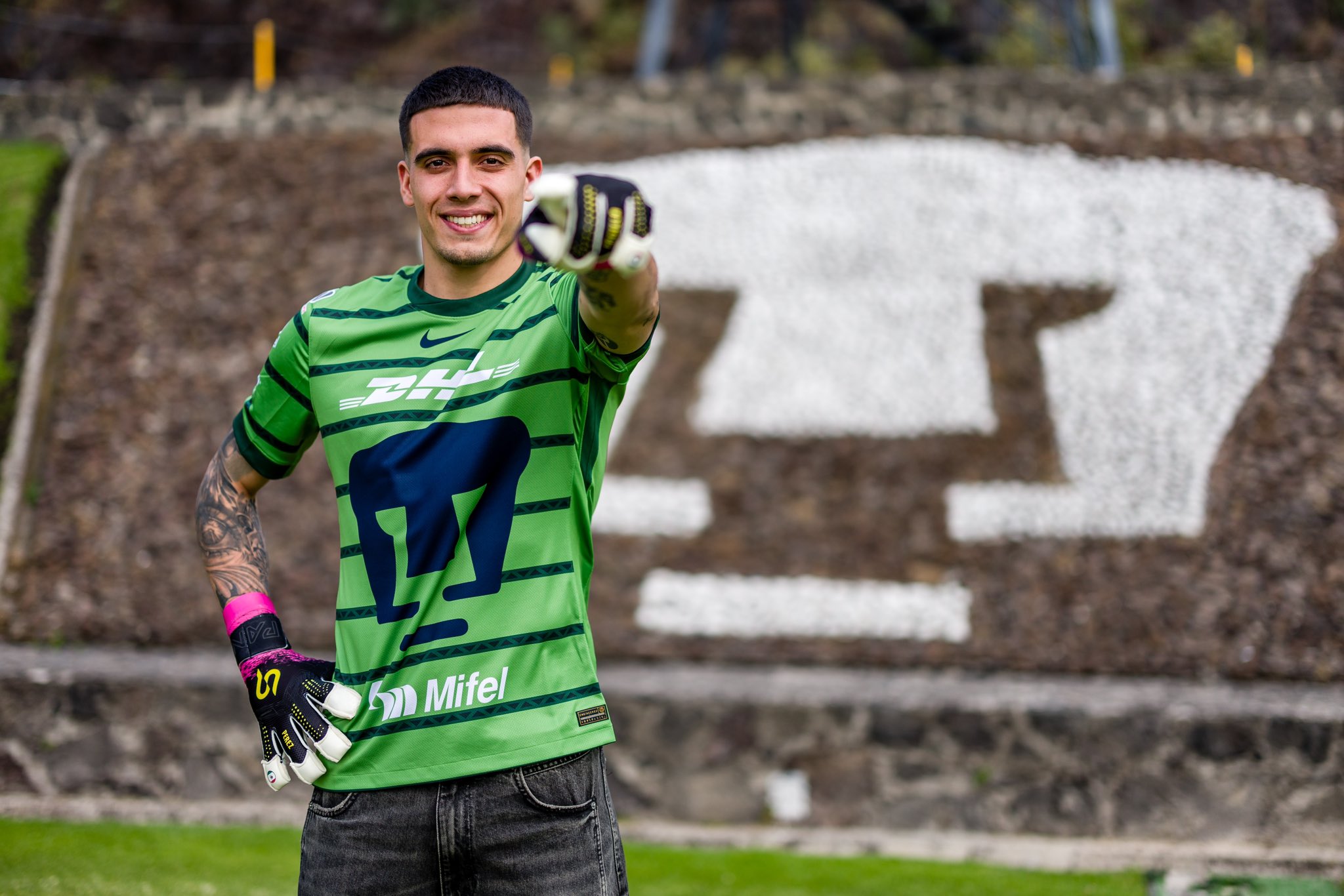 Padilla posa con su nueva equipación tras la firma del contrato.