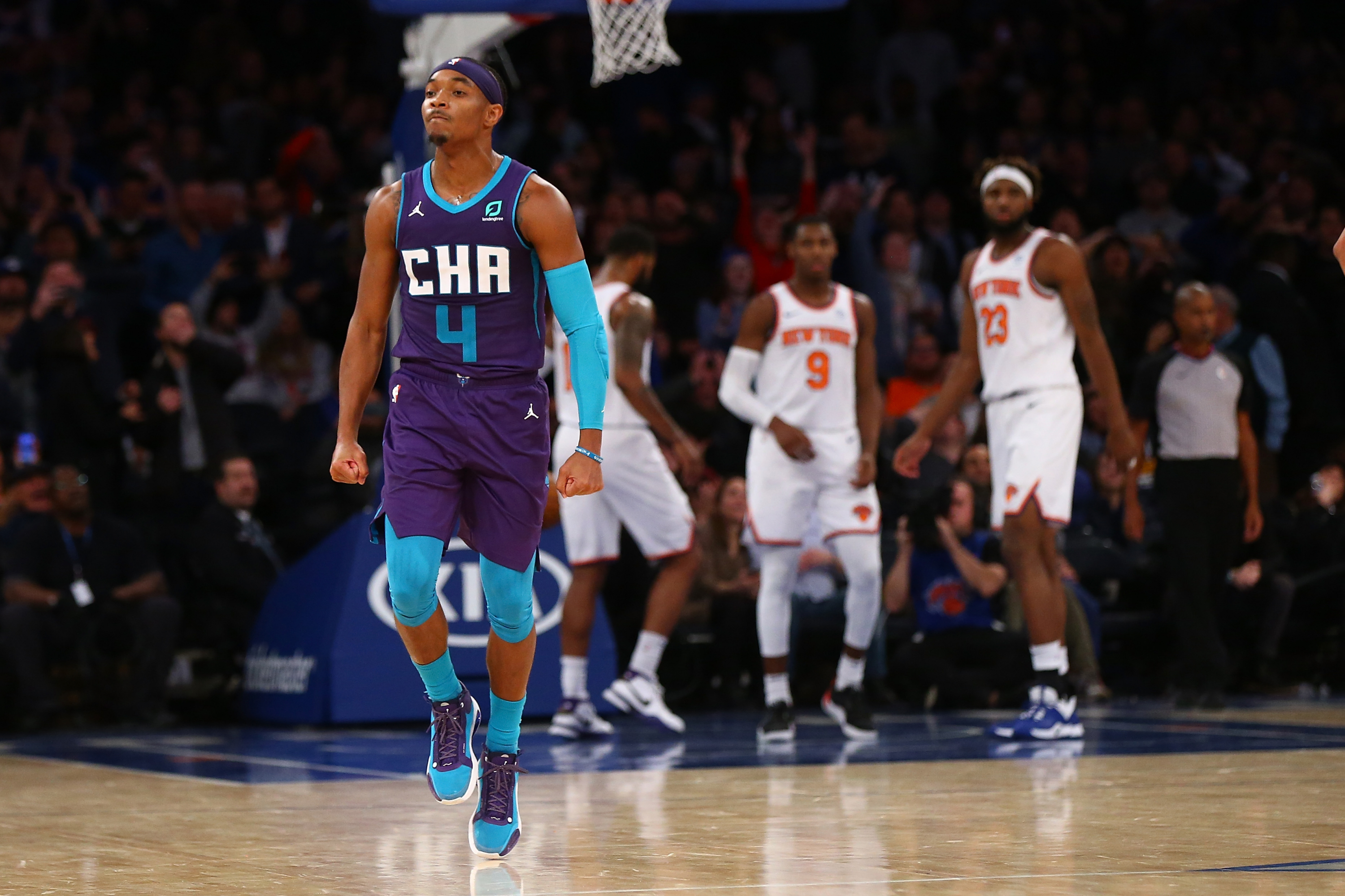 NOVA IORQUE, NY - 16 DE NOVEMBRO: Devonte 'Graham nº 4 do Charlotte Hornets comemora depois de marcar uma cesta de três pontos faltando dois segundos para o fim do quarto período para vencer o jogo contra o New York Knicks no Madison Square Garden em 16 de novembro, 2019 na cidade de Nova York. O Charlotte Hornets venceu o Charlotte Hornets por 103-102. NOTA AO USUÁRIO: O usuário reconhece e concorda expressamente que, ao baixar ou usar esta imagem, o usuário concorda com os termos e condições do Contrato de Licença da Getty Images. (Foto de Mike Staub/Getty Images)