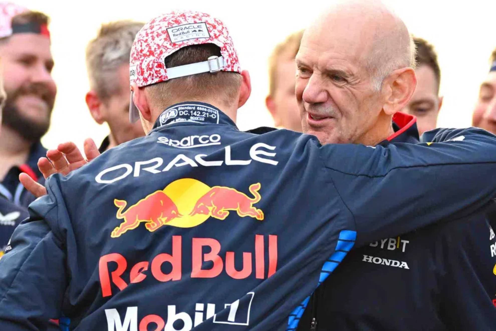 Verstappen se abraza con Newey, en un Gran Premio de 2024.