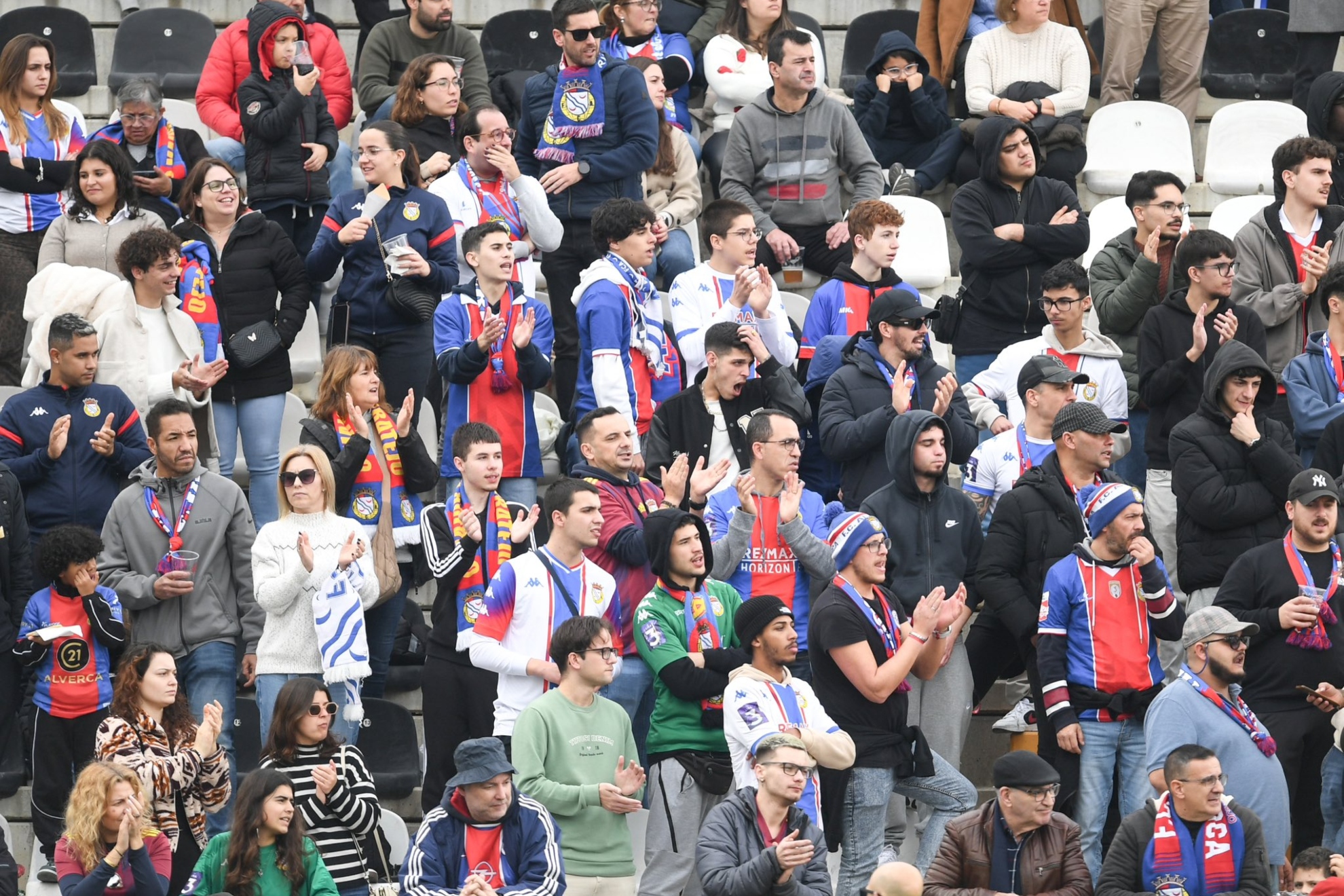 La afición del FC Alverca aplaude tras un partido